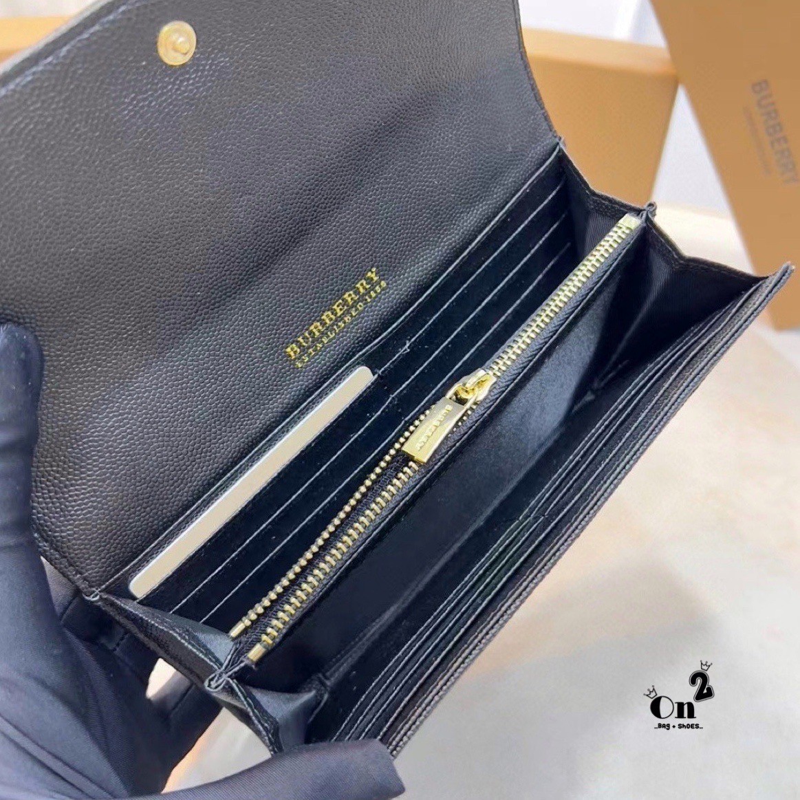 BURBERRY long wallet / BB vintage long wallet กระเป๋าสตางค์ใบยาวแบรนด์หรู เป็นไอเท็มสุดฮิต ติดทุกกระแส แรงไม่เคยตก รุ่น unisex สีไหนใครๆก็ใช้ได้หมด อยู่ที่ใจ!! ❤️ ใบยาวขนาดกำลังเหมาะมือ ถือแล้วขับผิวทุกสี ภายในมีช่องใส่บัตรเยอะ แบ่งสัดส่วนสวย ใส่ธน