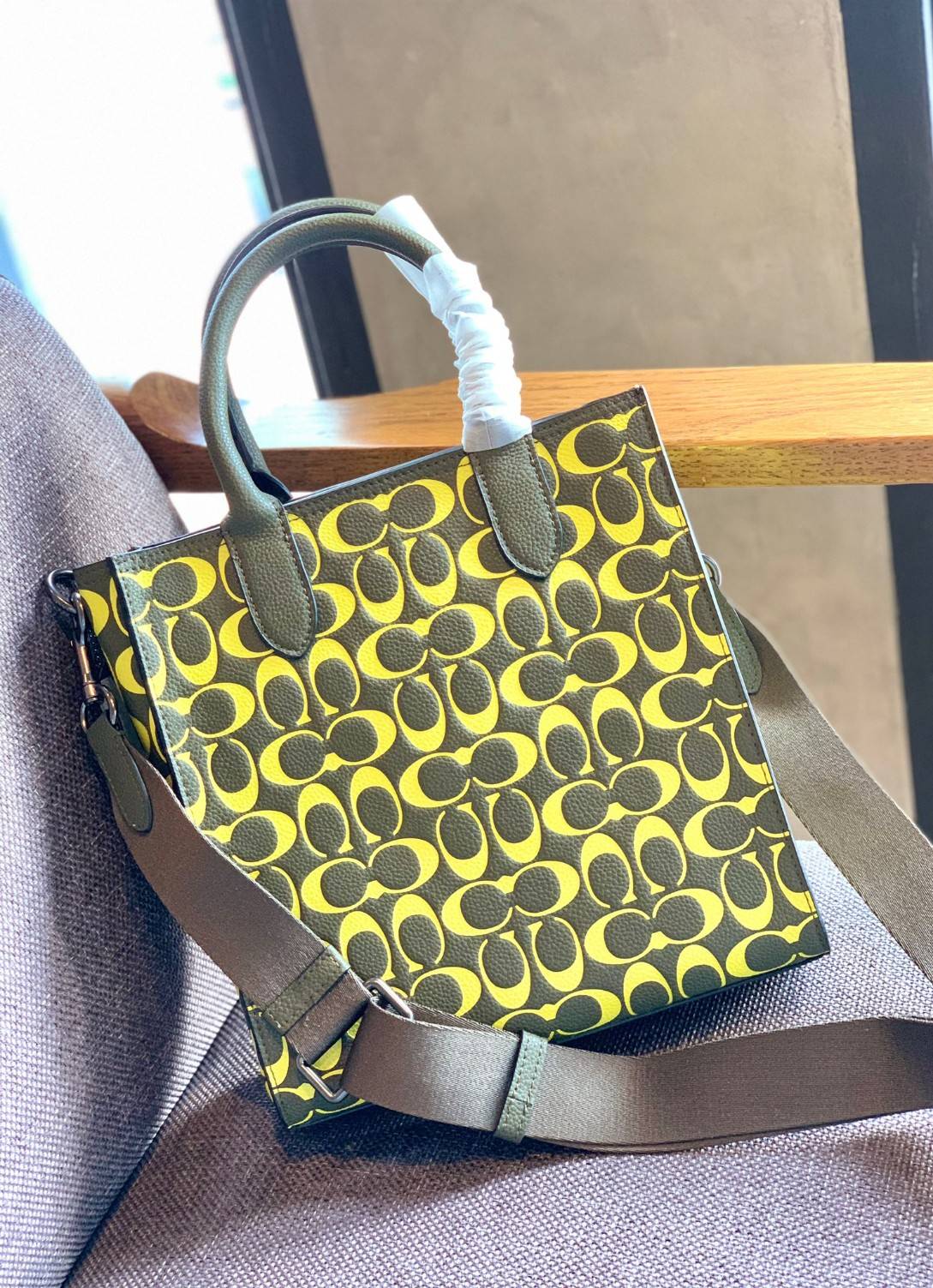 COACH COLORFUL GOTHAM TOTE SIGNATURE ((CA814)) รุ่นนี้ใช้ได้ทั้งผู้ชายและผู้หญิง ขนาดกลางๆกำลังสวยเลยค่ะ ใหม่ล่าสุด ก่อนใคร! กับกระเป๋าที่รังสรรค์สีออกมาได้สดใส เรียกได้ว่าจัดเต็มในเรื่องสีมีเดียวค่ะ หนังแท้ ลายหนังสวย บวกกับโลโก้แบรนด์ทั้งใบที่ลงลายสีได้