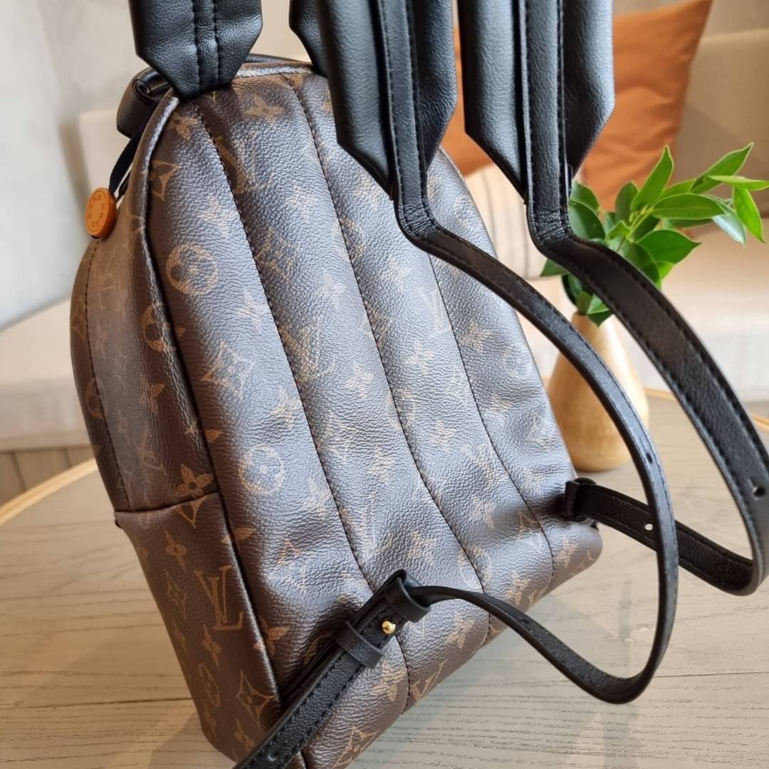 LV Backpack Size Small | สายสะพายเล็ก ถอดได้ LV palm springs New in!! เข้าแล้วกับไอเท็มยอดฮิต หรูหราพร้อม box set สุดสวย ที่สุดของความคุ้มค่า LV palm springs กระเป๋าแบ็คแพ็ค มาให้เลือก 2 ไซส์ ขายดี วัสดุหนังแคนวาสคุณภาพดี มีช่องซิปแบ่งสัดส่วน ใบเล็กสายวะพ
