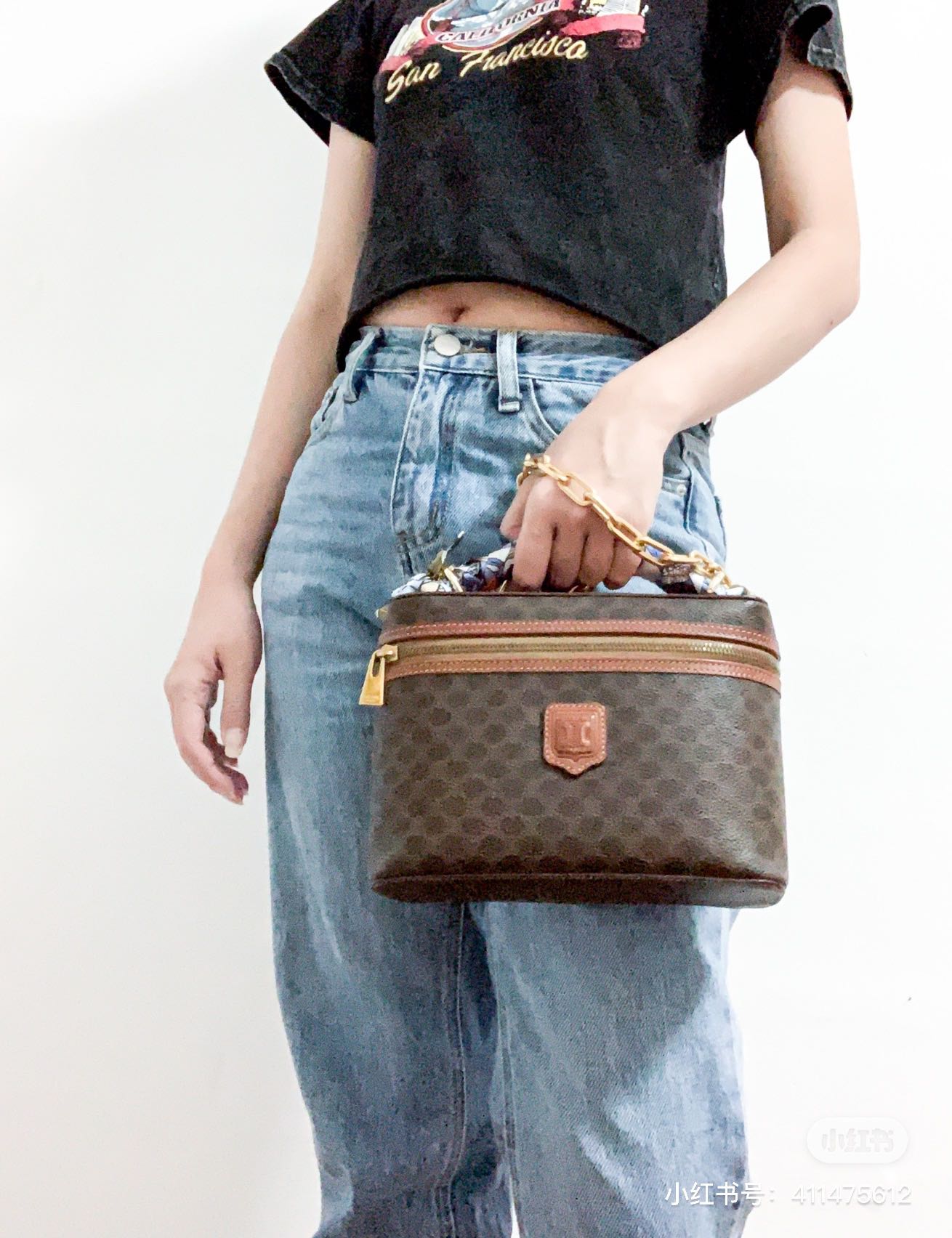 หนังแท้ CELINE VANITY VINTAGE BAG / Celine Macadam Vanity Bag Dark brown กระเป๋าถือ ใส่เครื่องสำอางค์หรือของใช้ต่างๆได้ ภายในโล่งกว้าง ซิปรอบใช้งานง่าย จุของได้เยอะ เกรดออริจินอลงานหนังแท้ทั้งใบ พิมพ์ลายคมชัด ปั้มลายชัดเจน ภาพสินค้าถ่ายจากงานขายจริง ใช้งา