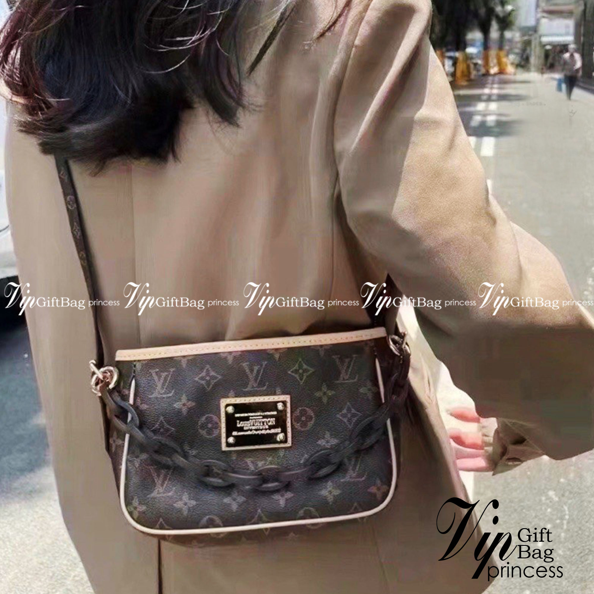 LV CROSSBODY BAG / LV POCHETTE Bag รุ่นใหม่ล่าสุด กระเป๋าสะพายงานหรูหราและมีสไตล์ สวยปังมั้ยไหว ใบจริงสวยมากกกก ได้สวยก่อนใคร ต้องจัดแล้วจ้าคอลเลคชั่นใหม่ล่าสุด ดีไซน์ไซส์กะทัดรัด เหมาะกับการเก็บของสำคัญของสาวๆ ได้อย่างมั่นใจ สะพายได้แบบคล่องตัว ทรงสวย ให