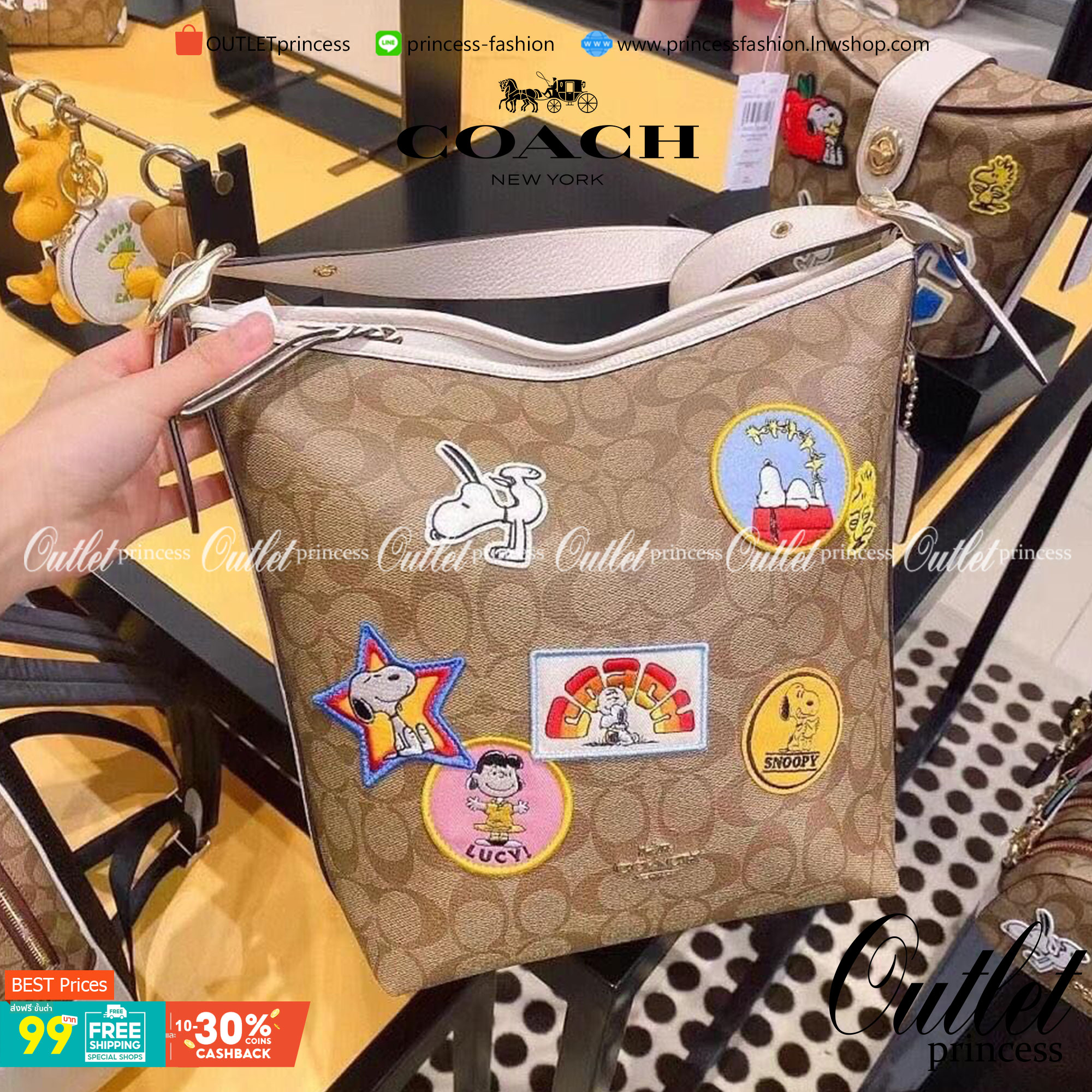 OUTLET 】COACH C4112 COACHxPEANUTS VAL DUFFLE IN SIGNATURE CANVAS WITH VARSITY PATCHES ใหม่ล่าสุด กระเป๋าทรงดัฟเฟิล ที่มาพร้อมเหล่าผองเพื่อนสนูปพี สวยมีเอกลักษณ์ ทรงกระเป๋าไม่ซ้ำใคร แถมยังใส่ของได้จุใจไปอีก วัสดุหนังแคนวาสคุณภาพดี ด้านหลังมีช่องซิป กระเป๋า