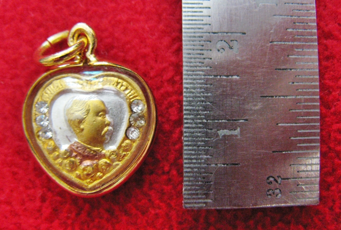 จี้เสด็จพ่อร.5เนื้อสามกษัตริย์รูปหัวใจประดับเพชรเลี่ยมทองไมครอนพร้อมใบคาถาค่ะ