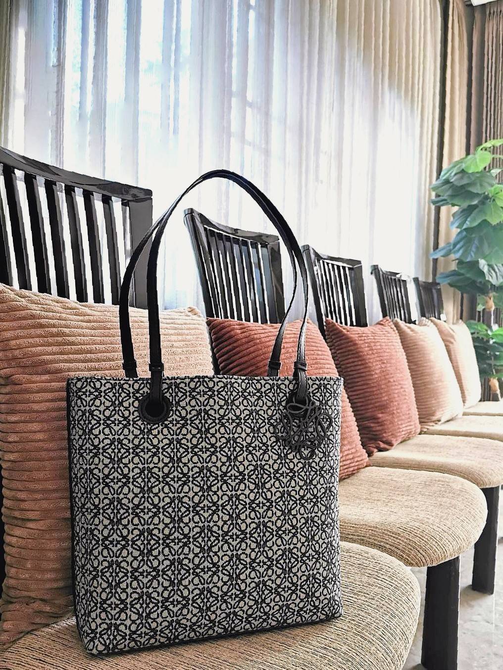 LOEWE ANAGRAM TOTE BAG VIP GIFT WITH PURCHASE GWP พรีเมี่ยมกิ๊ฟ Limited จาก LOEWE PERFUME DUTYFREE ไอเท็มใหม่! ดีไซน์สวยคงเอกลักษณ์ด้วยวัสดุ Anagram Canvas Jacquard Fabric ผสมผสานหนังแท้ Calfskin ลงตัวสุดคลาสสิค ขนาดกำลังดี น้ำหนักเบา ใส่เอกสาร A4 Noteboo