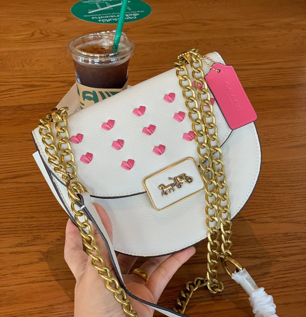 COACH ALIE SADDLE BAG JACQUARD IN SIGNATURE ((C4694//C3464)) พร้อมส่งที่ไทย รุ่นใหม่ล่าสุดค่ะ! กระเป๋าสะพายข้าง//ครอสบอดี้ร์//หรือทบสายคู่สะพายไหล่ได้ค่ะ วัสดุJacquard+หนังแท้ ได้สวยงามลงตัวมากๆ เปิดปิดกระเป๋าแบบกดล็อค มีอะไหล่โลโก้แบรนด์โดดเด่นปนคลาสสิค