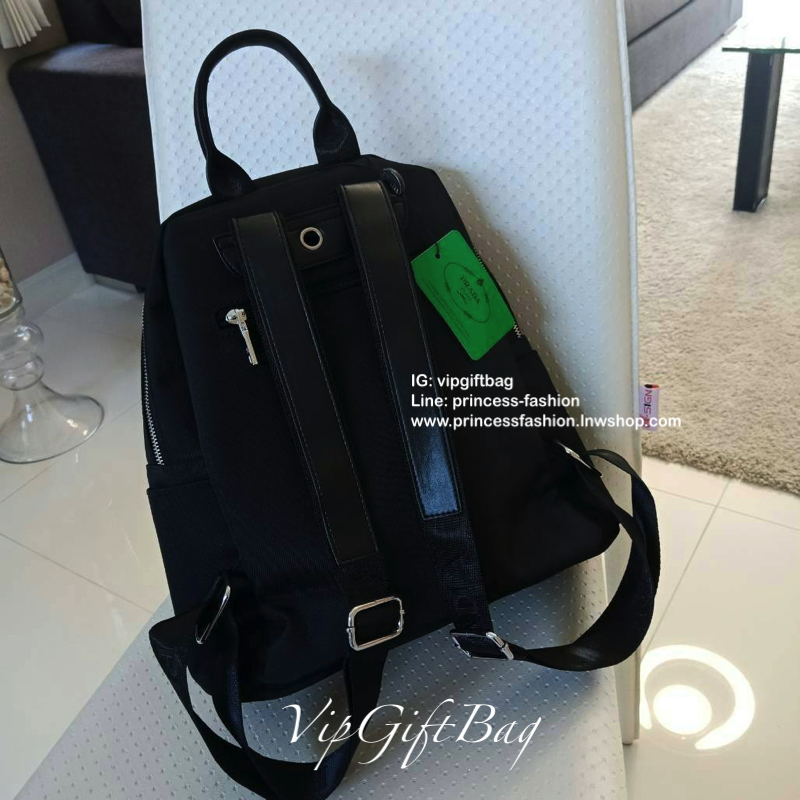 ุ่นใหม่พร้อมส่ง NEW!! PRADA NYLON BACKPACK กระเป๋าสะพายเป้ วัสดุทำจาก ผ้าPolyester คุณภาพดี สามารถกันน้ำได้ในระดับนึง เปิดปิดด้วยซิปจุของได้เยอะ สายสะพายหลังลายแบรนด์ สามารถปรับได้ฟรีด้านหน้ามีช่องซิป2ช่องใส่ของได้ ด้านในมีช่องแบ่งสามารถใส่มือถือได้ ใส่เอ