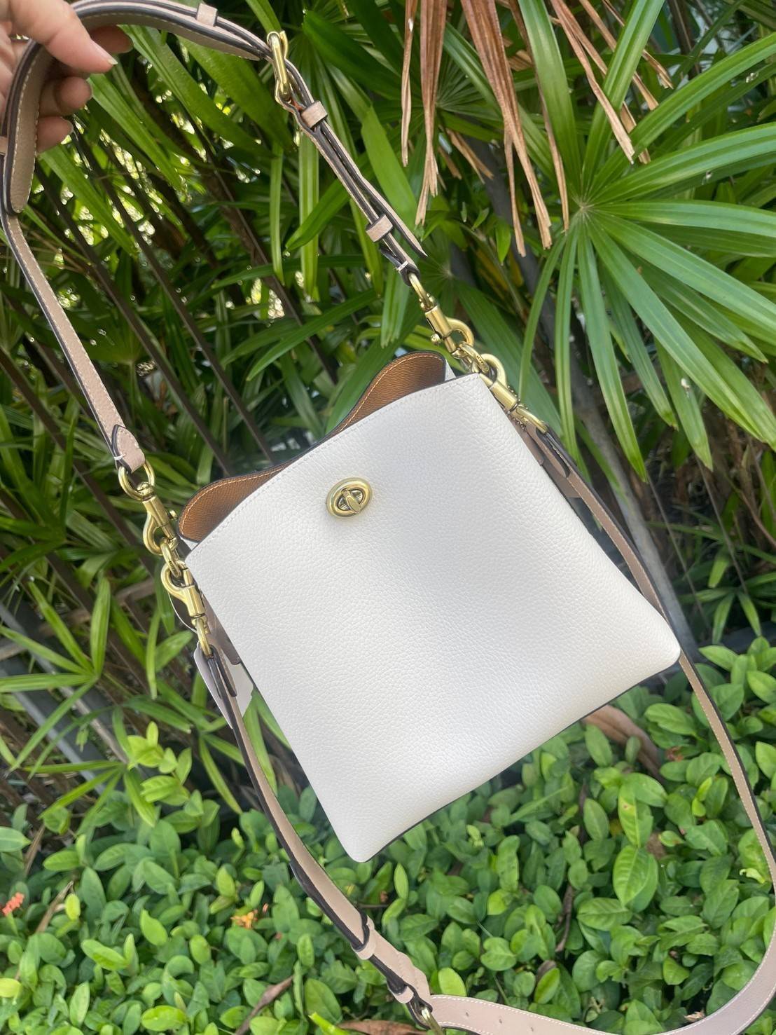 Coach Willow Bucket Bag In Colorblock รุ่นใหม่สุดปัง เป็นกระเป๋าสไตล์ใช้ได้ทุกวัน จุของได้เยอะและน้ำหนักเบา ไซส์กลางใช้หนังลายกรวด มีช่องใส่ของ 2 ช่องและมี 1 ช่องซิปตรงกลางไว้สำหรับใส่ของสำคัญ เปิดปิดแบบ turnlock ถือคล้องแขนหรือสะพายไหล่หรือสะพายข