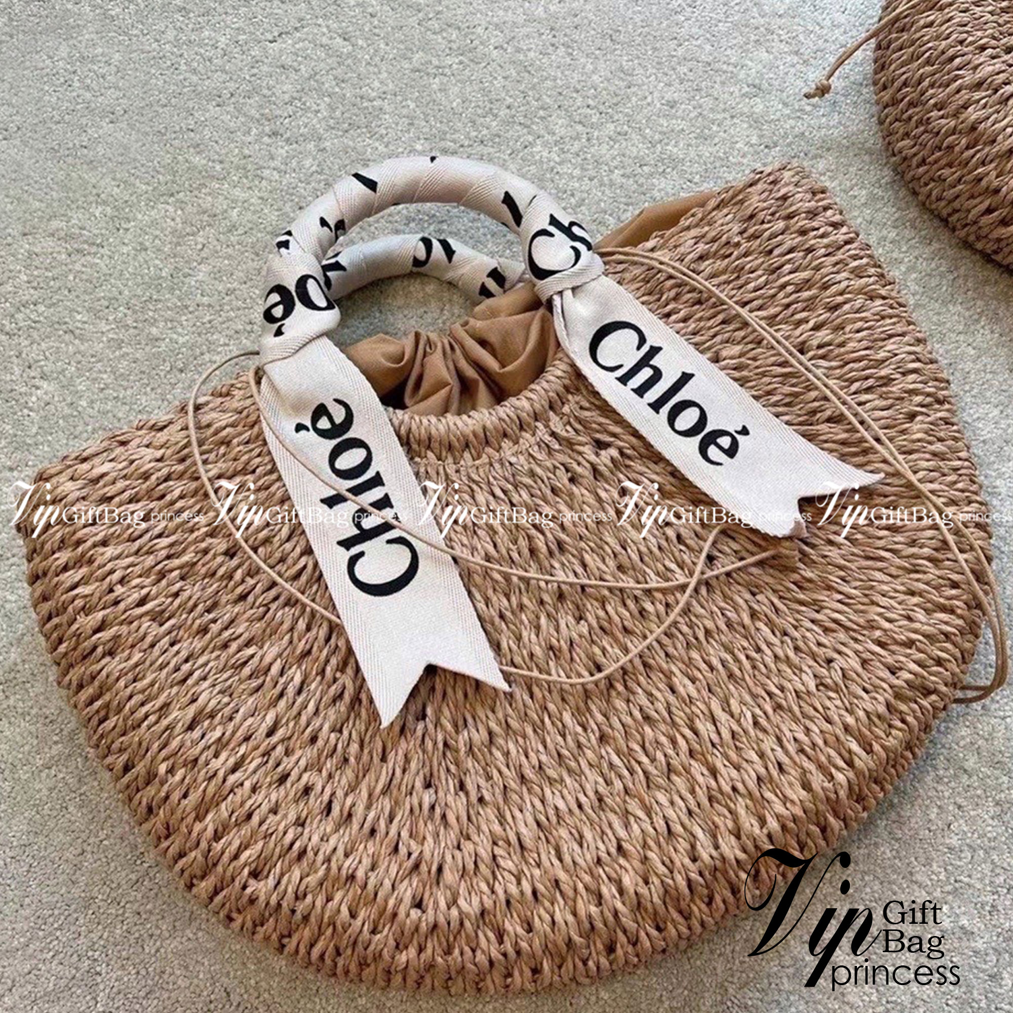 Chloe Straw Handbag Summer Beach Weave กระเป๋าสานสไตล์มินิมอล ซับในผ้าอย่างดี มาพร้อมผ้าผูกหูกระเป๋า สวยลงตัวรุ่นนี้ไม่ควรพลาดน้า สวยปังไม่ไหว ภาพสินค้าถ่ายจากงานขายจริง น่ารักมากค่ะ