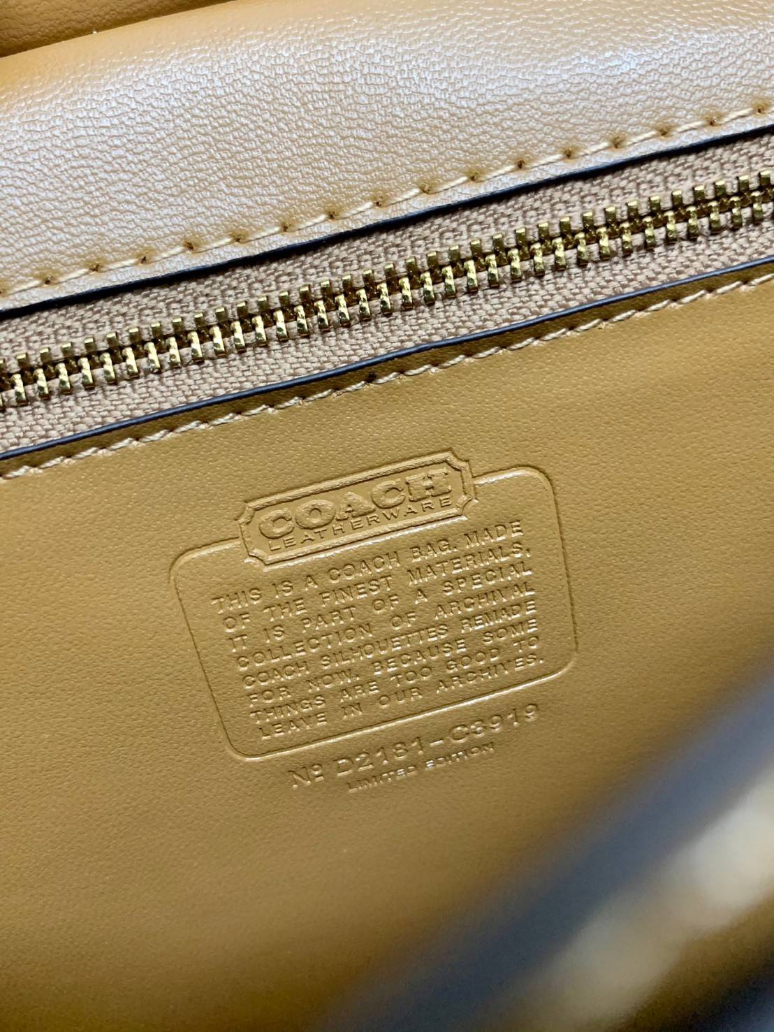 COACH LIMITED EDITION WILLIS TOP HANDLE 18 WITH HEART PRINT ((c3919)) พร้อมส่งที่ไทย ได้ไปหลงรักแน่นอนค่ะ! กระเป๋าหิ้วหรือสะพายข้าง หนังแท้นิ่มสวยงาม ❤️จุดเด่นคือตัวกระเป๋าปริ้นลายหัวใจทั้งใบ ดูหวานน่ารักมากๆค่ะ เปิดปิดกระเป๋าแบบหมุนล็อค ภายในมีช่อ