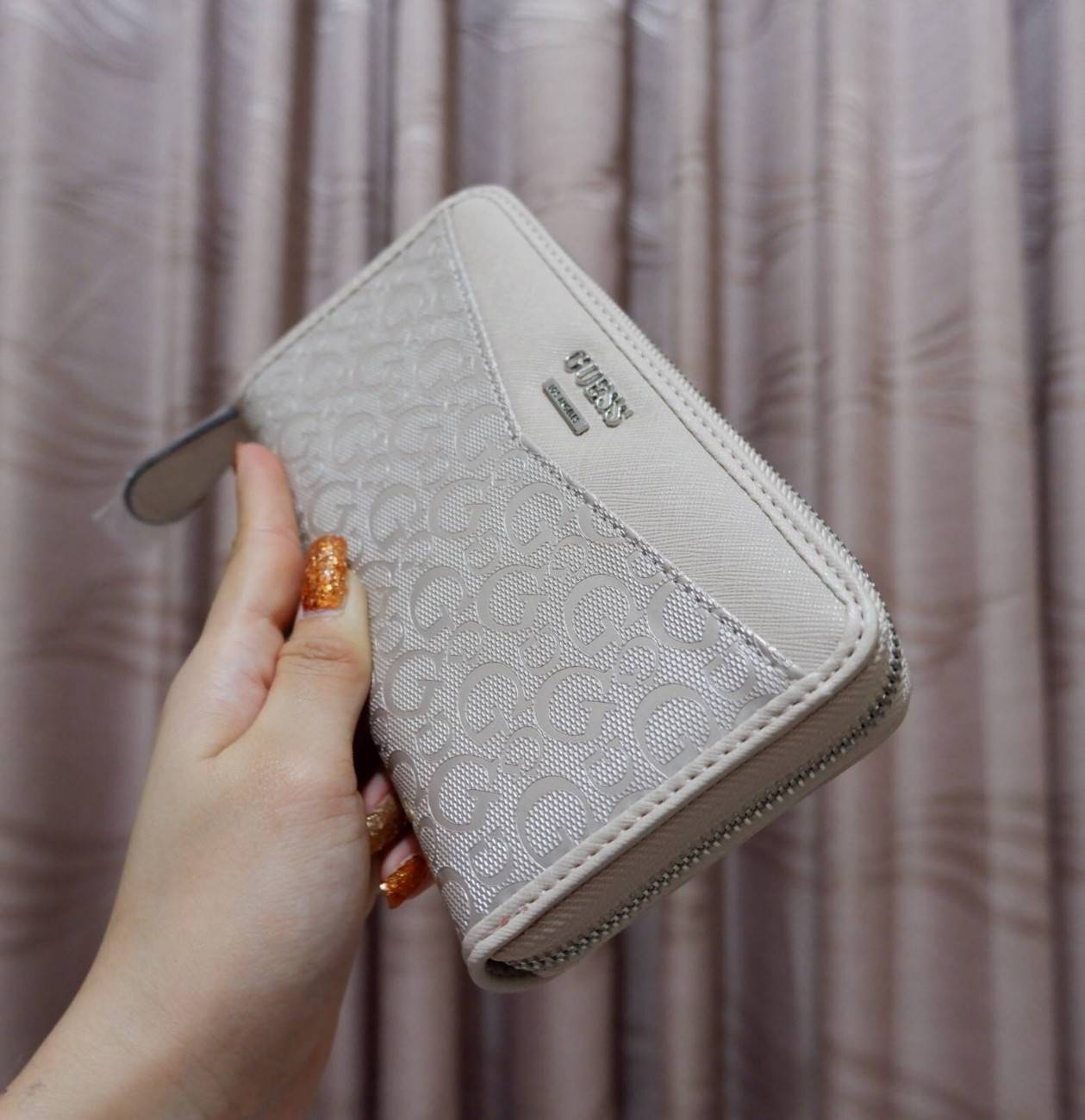 GUESS FACTORY WOMEN'S WALLET กระเป๋าสตางค์ใบยาว ดีไซน์สวยหรู วัสดุหนังนิ่ม ปั๊มลายแบรนด์คมชัด ประดับโลโก้แบรนด์สวย เปิดปิดด้วยซิปบน ภายในมีทั้ง ช่องใส่ธนบัตร แบงก์พัน และช่องใส่บัตรหลายช่องแยกเป็นสัดส่วน ภาพถ่ายจากสินค้าจริงสวยน่าใช้ค่ะ สาวๆที่กำลังห