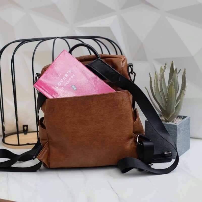 Keep speedy backpack กระเป๋าเป้หนัง ทรงน่ารัก จากแบรนด์ KEEP วัสดุหนังวัวสังเคราะห์เนื้อนิ่ม ลายหนังชัดสวย ด้านหน้ามี 2 zip สะดวกใช้งาน และช่องซิปด้านบนค่ะ มีสายสั้นสะพายไหล่ให้อีก 1 สาย ด้านข้างมีช่องใส่ของซ้ายขวา ด้านหลังมีช่องแยกเก็บของ เพิ่มอีก 1 ช่อง