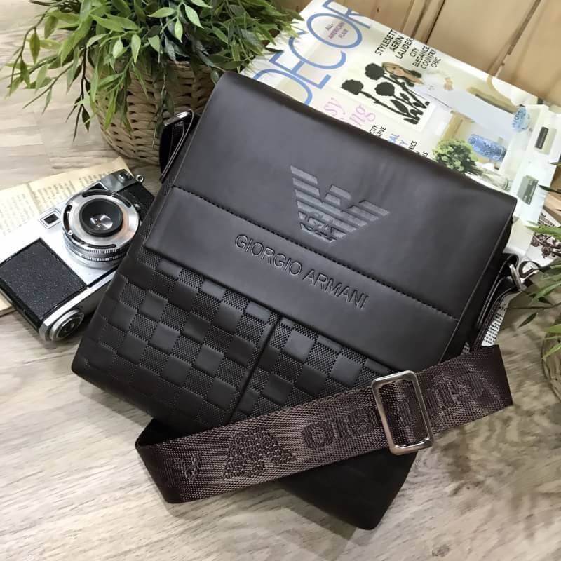 GIORGIO ARMANI CROSSBODY BAG กระเป๋าสะพาย Limited Edition จาก GIORGIO ARMANI JEAN เปิดปิดด้วยฝาปิดแม่เหล็กซ่อนด้านในตัวกระเป๋า พร้อมซิปสะดวกใช้ ปั้มโลโก้แบรนด์ด้านหน้ามี1ช่องใส่ของ ด้านหลังมี1ช่องซิป ขนาดกำลังดี น้ำหนักเบา กันน้ำ สามารถใส่ ipad mini กระเป