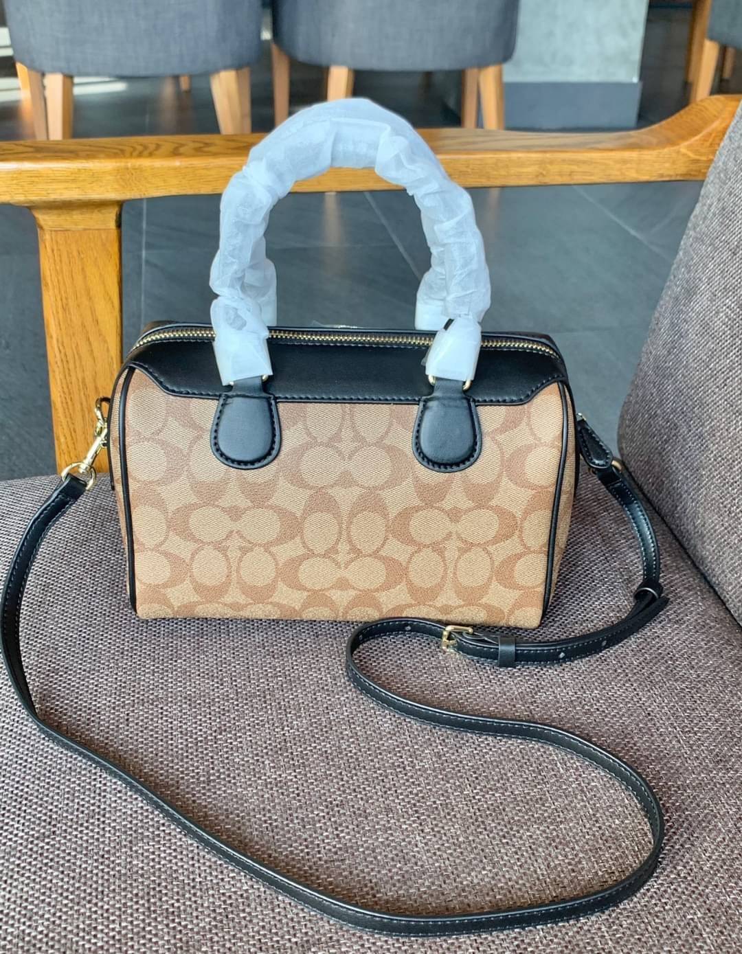 COACH NENNETT SATCHEL BAG((32203)) พร้อมส่งอีกครั้ง ห้ามพลาด! กระเป๋าทรงหมอน ทรงที่สาวๆต้องมีติดตัวไว้สักใบ! หนังแท้นิ่มสวยงาม เปิดปิดกระเป๋าแบบซิป ภายในกว้างสามารถใส่กระเป๋าเงินใบยาวได้ หรือของจำเป็นในชีวิตประจำวันของสาวๆได้หลากหลายเลยค่ะ มีช่องซิปและช่อ