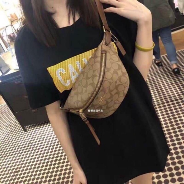 COACH F48740 BELT BAG IN SIGNATURE CANVAS กระเป๋าคาดอกทรง Unisex ที่ขายดีถล่มทลาย!! ขายได้ตลอดปี!! สวยเท่ทุกสี วัสดุหนังแคนวาสเคลือบคุณภาพดี ทนทาน ใช้งานง่าย ภายในเป็นช่องโล่ง เหมาะสำหรับคนที่ชอบพกอะไรง่ายๆ รับรองตอบโจทย์น้า
