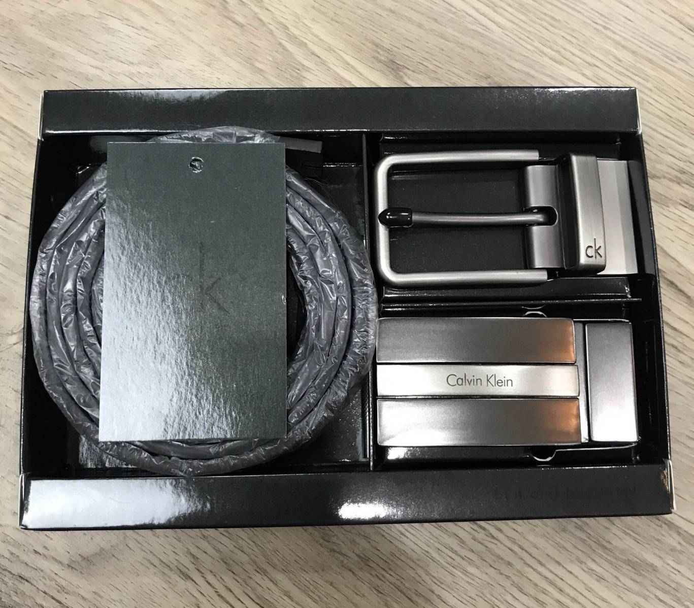 ห้ามพลาด! เซทสุดคุ้ม! ซื้อ1ได้ถึง2! CALVIN KLEIN REAL LEATHER BELT VALUE PACK Limited Edition เข็มขัดหนังแท้ พร้อมหัวเข็มขัด2แบบคุณภาพดีตามแบบฉบับของแบรนด์ สายเข็มขัดสามารถกลับด้านใช้ได้ทั้งสีดำและสีน้ำตาลเหมือนมี2เส้น2หัวสลับใช้ได้ไม่จำเจ มาพร้อมถุงกระดา