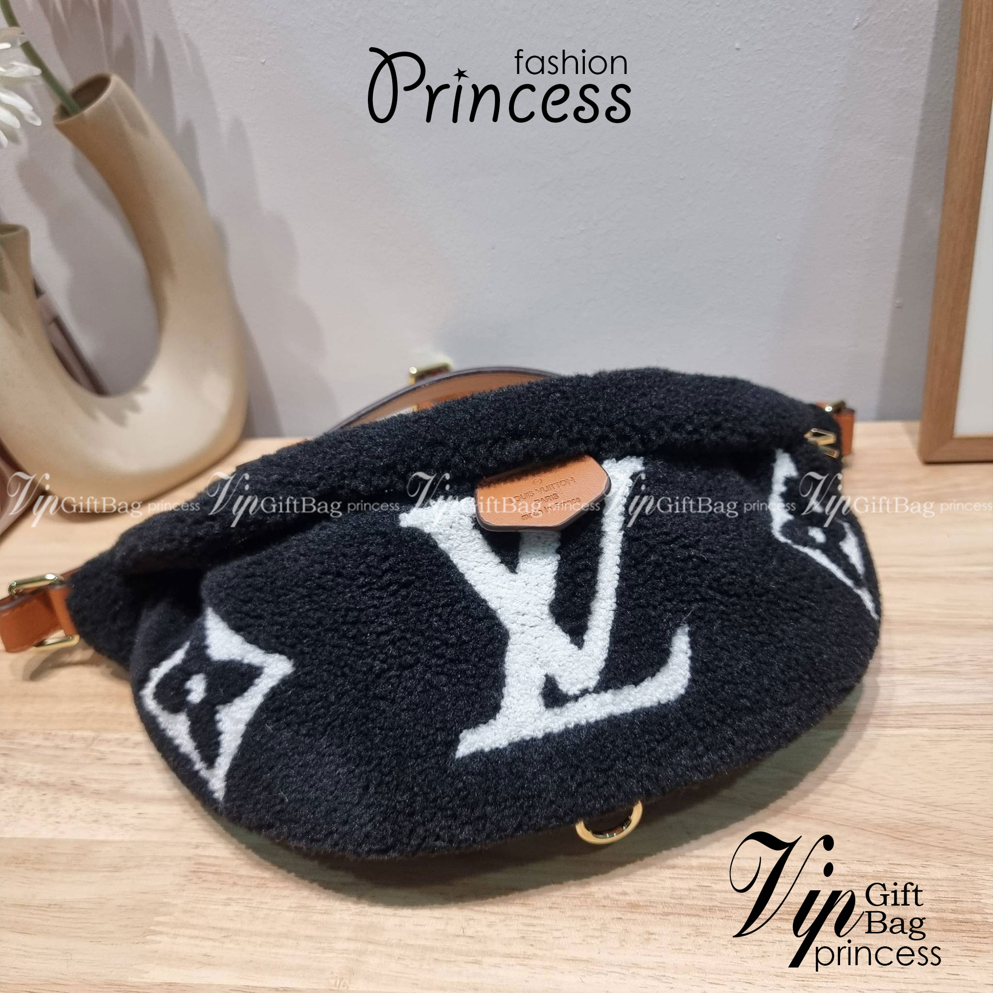 LV BUM BAG MONOGRAM TEDDY FLEECE / LV Teddy Limited Edition Bumbag ไอเท็มที่ต้องมี กับกระเป๋าคาดอก ดีไซน์เอกลักษณ์ โดดเด่นด้วยจัมโบ้ฟ้อนท์สีตัดกับตัวกระเป๋า เปิด-ปิดด้วยซิป ภายในเป็นช่องโล่ง โดยตัวกระเป๋าจะมีหูจับในตัว และสายสะพายที่สามารถปรับได้ตามตัว รุ
