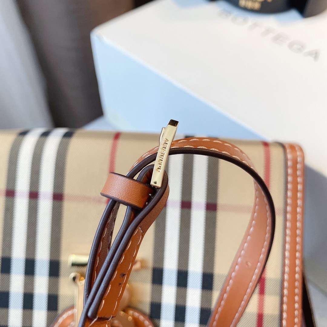 VIP 】กลับมาตามคำเรียกร้อง! ห้ามพลาด! Rare items! BURBERRY FRAGRANCES LEATHER CROSSBODY BAG วัสดุ Canvas & Leather ลาย Vintage คอลเลคชั่นใหม่ทรงเหลี่ยมสวยหรูดูดี เปิดปิดด้วยฝาปิดสัญลักษณ์รูปTB ภายในมีช่องแบ่งเป็นสัดส่วนสามารถใส่มือถือ iphone เงิน ของจ