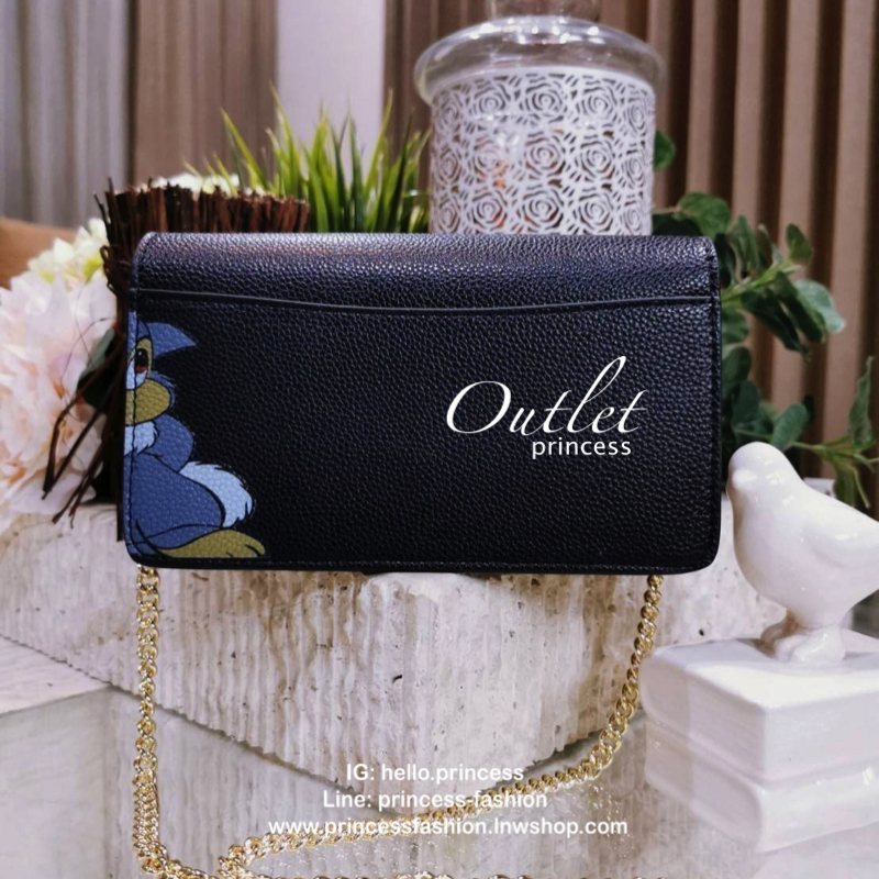 DISNEY X COACH Crossbody Bag 2019 New in! กระเป๋าสะพายคอลเลคชั่นสุดพิเศษ Limited Edition จาก Coach Factory ร่วมกับ Disney ทรงเหลี่ยม วัสดุหนัง texture ลายสวย วางอยู่ทรง ดีไซน์ ลายตัวการ์ตูนดิสนีย์ทั้ง 2 character เปิดปิดด้วยฝาปิด กระดุมแม่เหล็ก ภายในแบ่งช