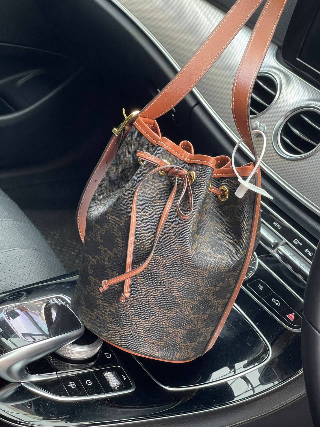 CELINE SMALL DRAWSTRING BAG IN TRIOMPHE ในรุ่นนี้ได้รับคำชื่นชมจากแฟชั่นกูรูทั้งหลาย เนื่องจากมีรูปทรงที่สุดแสนจะเรียบง่าย มีช่องใส่ของที่กว้าง ตัวกระเป๋าเป็นแบบหูรูด ช่วยให้เปิด-ปิดง่าย สะดวกต่อการใช้งาน สายสะพายปรับความยาวได้ตามความเหมาะสม โลโก้บนรอบตัว