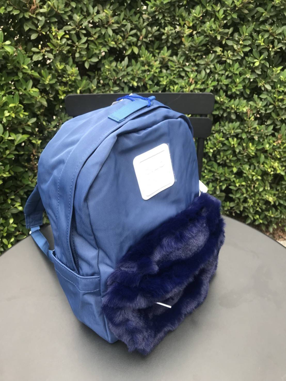 มาแล้ววว แบรนน้องใหม่ CILO CALA กระเป๋าเป้ที่ตอนนี้ฮิตในกลุ่มสาววัยรุ่นที่ญี่ปุ่น และนี้เป็นรุ่นลิมิตเตด CILOCALA FUR BACKPACK สะดุดตาตรงที่มีขนเฟอร์นุ่มนิ่ม อยู่ตรงช่องกระเป๋าซิปด้านหน้า ทำให้ใบนี้ดูน่ารัก หวาน ฟรุ้งฟริ้งขึ้น