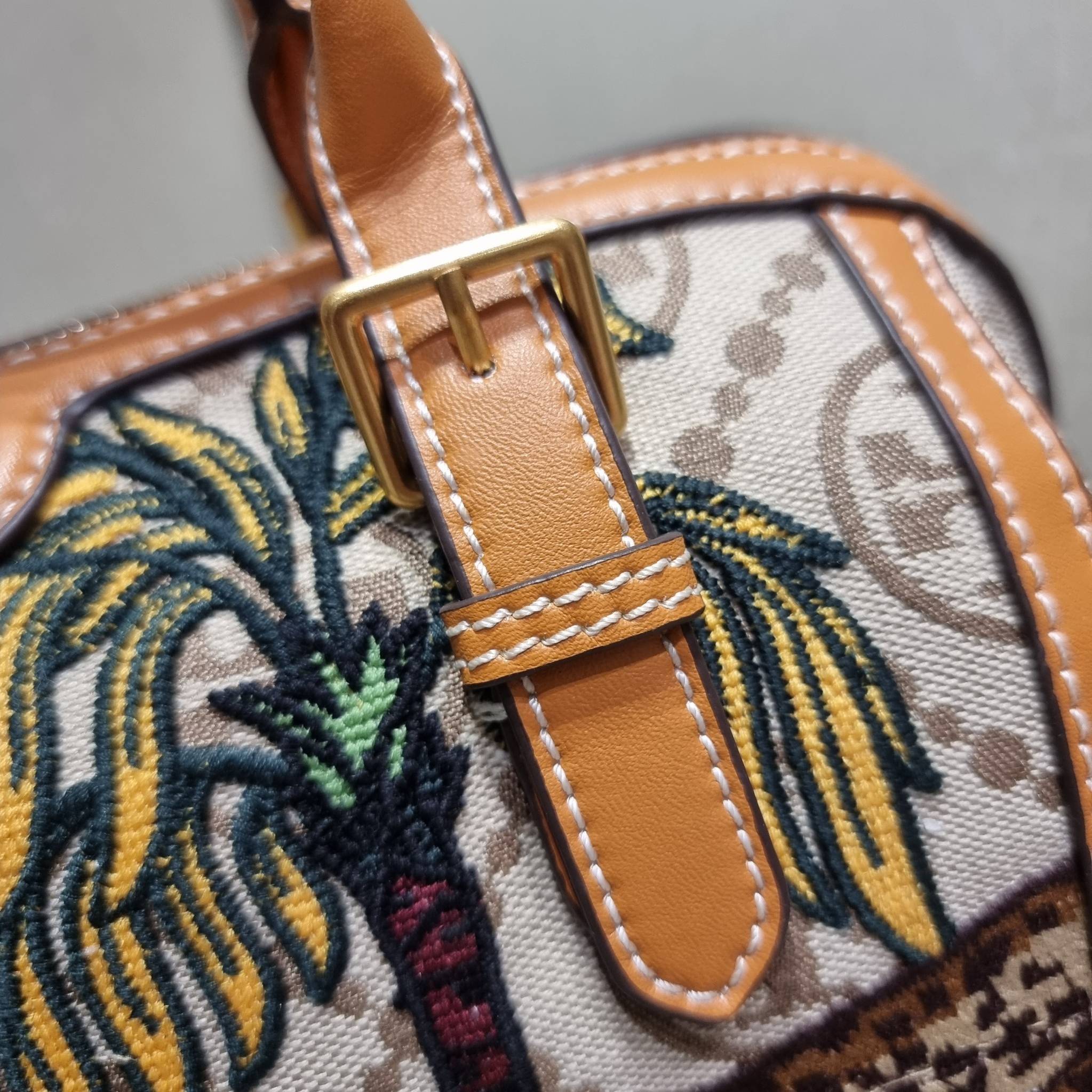 TORY BURCH T MONOGRAM JACQUARD EMBROIDERED DUFFLE คอลใหม่ล่าสุด สวยพร้อมเสิร์ฟแบบไม่ต้องรอพรีฯ ลายโมโนแกรมสุดคลาสสิคที่ถูกดีไซน์รังสรรค์ด้วยงานปักสุดชิค น่าใช้ใจฟูแค่แรกเห็น!! วัสดุ jacquard woven สลับหนังแท้ หูจับในตัว และพร้อมไปเลยกับสายสะพายข้าง ที่จะถ