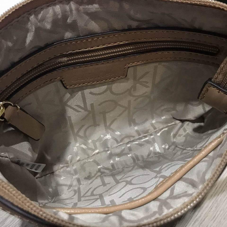 Calvin Klein Cross Body Bag กระเป๋าสะพายรุ่นใหม่ล่าสุดหนังสวย สกรีนลาย Signature แบรนด์รอบใบ ประดับโลโก้แบรนด์ สีทองด้านหน้า เปิดปิดด้วยซิป น้ำหนักเบา ภายใน โล่งกว้าง มีช่องใส่บัตร และช่องซิป ใส่ iphone+ ได้ มาพร้อมสายสะพายยาว ขนาดกำลังน่ารัก สะพายคล่องตั