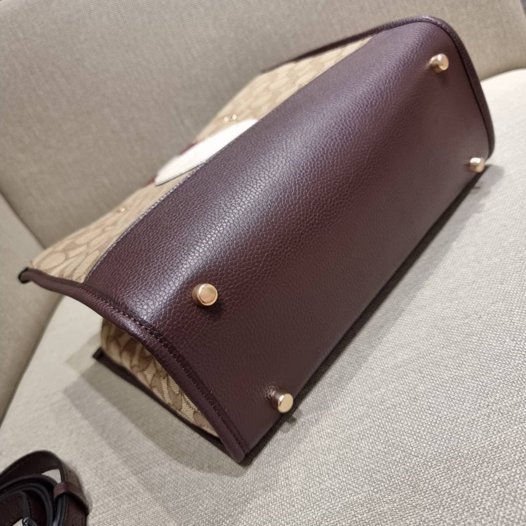 ใบใหญ่ COACH C8407 DEMPSEY CARRYALL IN SIGNATURE JACQUARD WITH STRIPE AND COACH PATCH ใบใหญ่ จุใจ คอลเลคชั่นใหม่ สีที่สาวๆรอคอย สวยคม ละมุนและมีความหรูในตัว กับกระเป๋าทรงโท้ท ไซส์ใหญ่ที่สามารถจุของได้แบบไม่ต้องกังวล ฟังก์ชั่นการใช้งานสะดวกที่สุด มีทั้งสาย