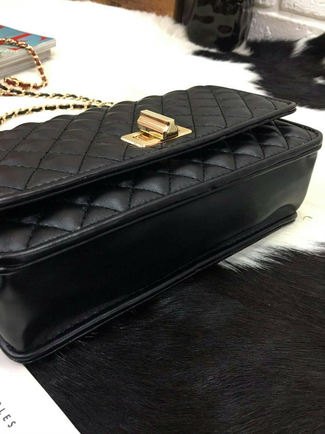 Charles&kieth quilted chain strap bag กระเป๋าขนาดมินิคลัช หนังPU เย็บตารางนูนทั้งใบ ด้านหน้าเปิด/ปิด แบบตัวบิดหมุน ด้านหลังมีโลโก้แบรนด์นูน ภายใน มีช่องใหญ่ ประกอบด้วย ช่องซิป ช่องการ์ด และมีช่องย่อย ใส่ของได้จุคุ้มสุด ๆ พกพาสะพายได้ทุกวัน น้ำหนักเบา จะสะ