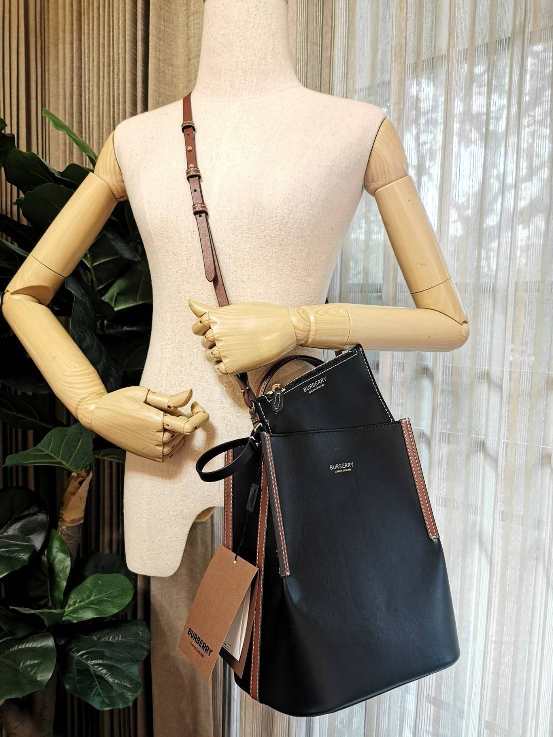 BURBERRY FRAGRANCES BUCKET BAG GIFT WITH PURCHASE พรีเมี่ยมกิ๊ฟ Limited Edition จาก BURBERRY PERFUME วัสดุหนังแท้ CalfSkin สวยหรูอยู่ทรง มาพร้อมกระเป๋าคลัชเล็กเข้าชุดกันสายคล้องสามารถถอดแยกใช้ได้ ภายในโล่งกว้างและจุสามารถใส่กล้อง มือถือ ของใช้ได้เยอะ หูจั