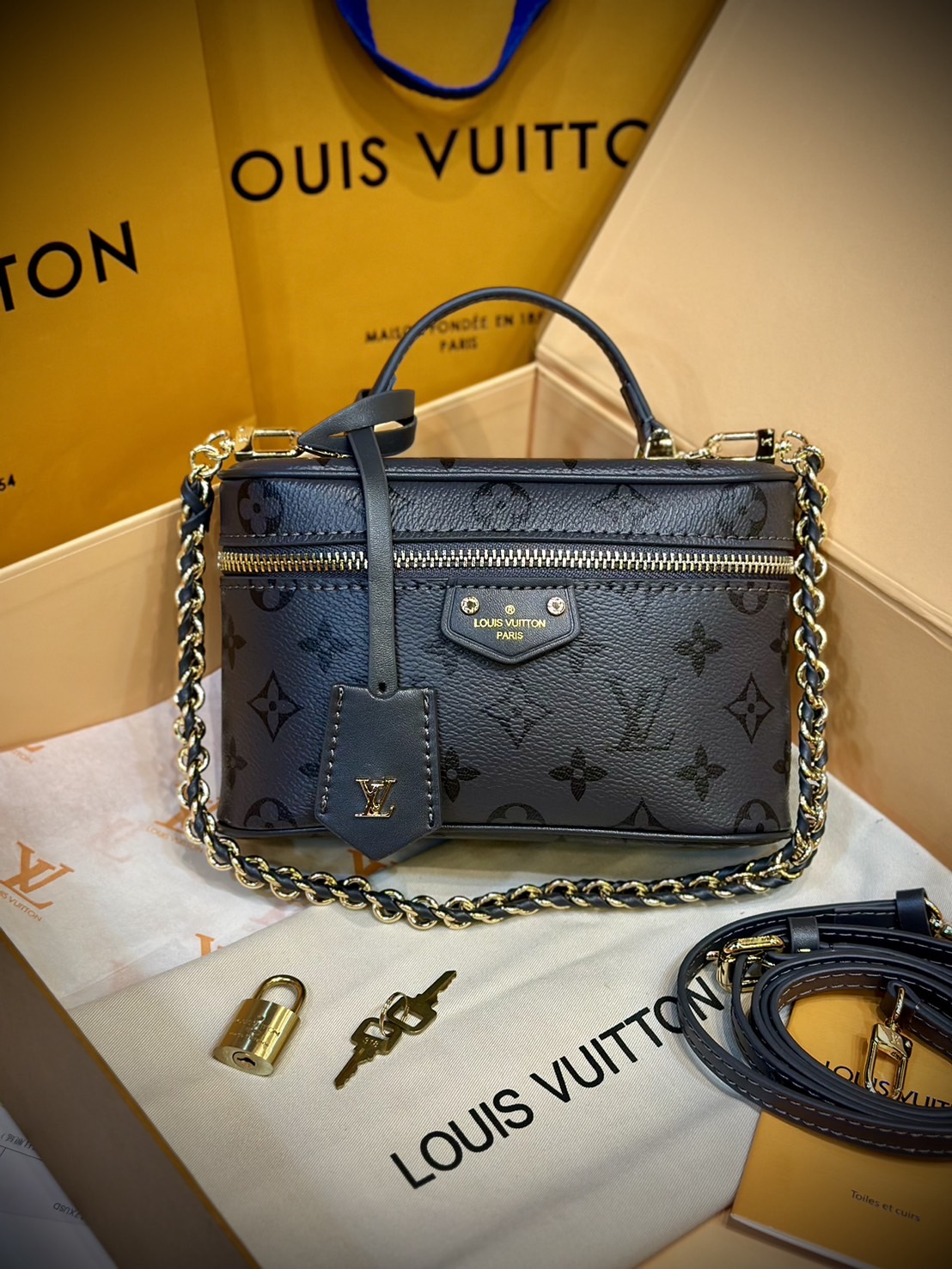 LV Vanity Chain Pouch Other movies กระเป๋าทรงวานิตี้ สีใหม่โทนเทาสวยมีสไตล์ไร้ที่ติ เกรดออริ 1:1 ใช้งานต่างประเทศได้