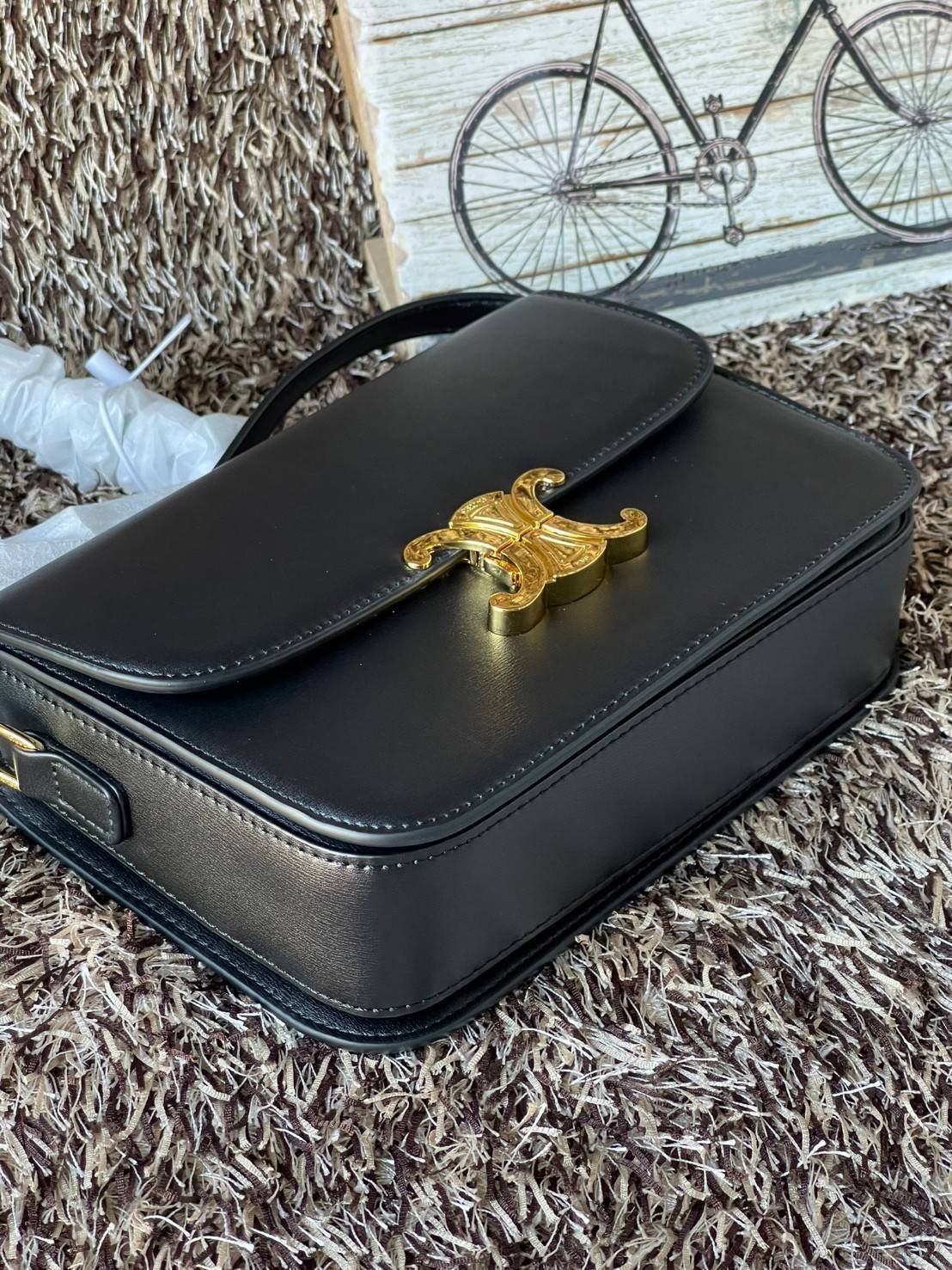 Celine MEDIUM TRIOMPHE BAG IN SHINY มีรูปทรงเป็นกล่องคล้ายกับกระเป๋า Classic Box แต่มีการออกแบบโลโก้ที่สะดุดตาแบบวินเทจ ด้วยดีไซน์ที่ดูโฉบเฉี่ยว แต่คงความคลาสสิคอย่างเต็มเปี่ยม ทำให้เป็นที่ดึงดูดความสนใจของสาวๆ สายสะพายสามารถปรับระดับได้ มีความคล่องตัวในก