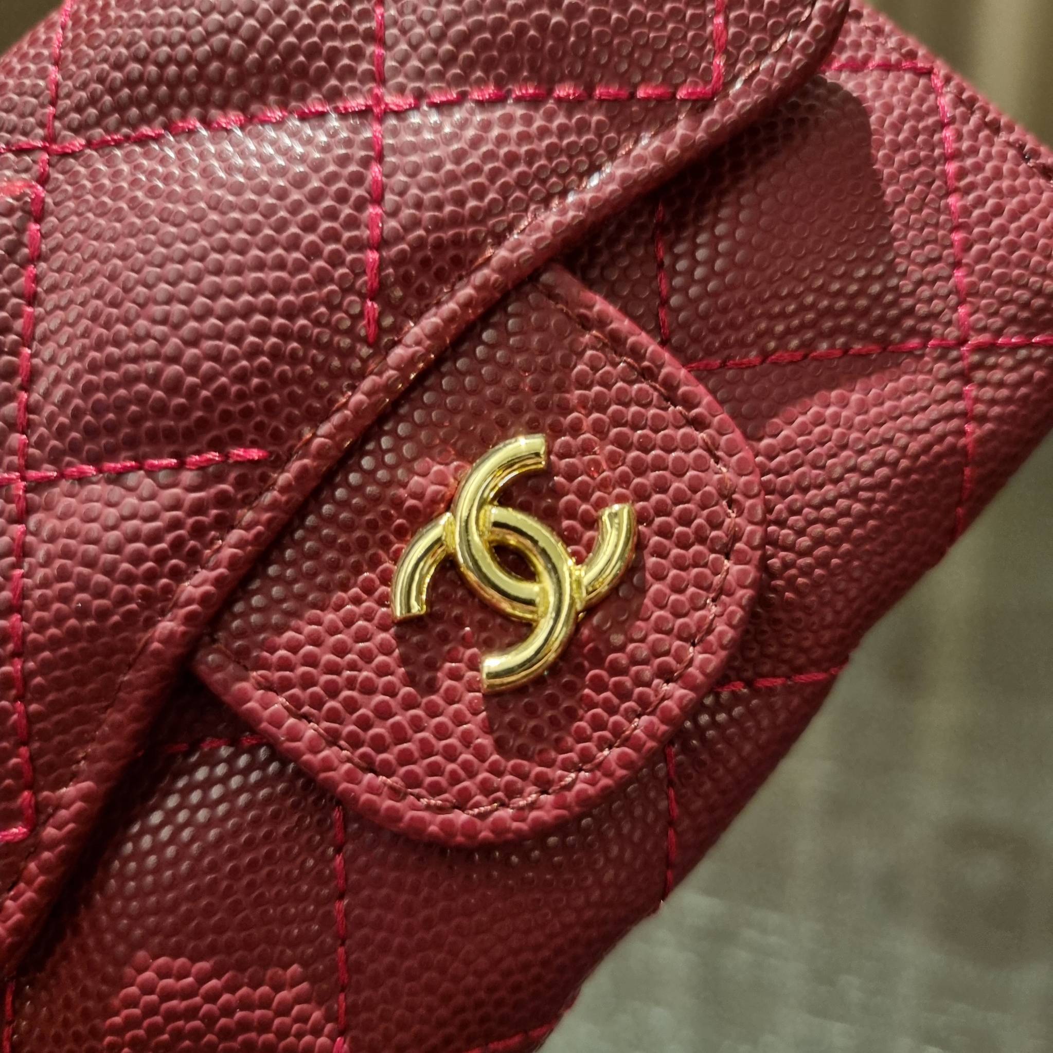 VIP 】มาแล้วจ้า!! รุ่นแนะนำ!! ฮิตติดใจสาวๆ!! กระเป๋าสตางค์ใบสั้นรุ่นฝาพับ จาก Chanel premium for gift เรียบหรู ดูไฮน์ วัสดุหนังสังเคราะห์ลายคาร์เวีย ด้านในเป็นหนังซาฟเฟียโน่ เปิด-ปิดด้วยกระดุมแม่เหล็ก ภายในกระเป๋ามีช่องใส่บัตร ใส่ธนบัตรได้ ดีไซน์เรียบหรูตา