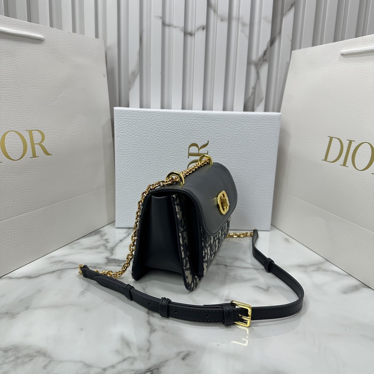DIOR Miss Maddy Mini Bag กระเป๋าสะพายรุ่นใหม่ winter 2024 สวยหรู ดีเทลแพง รุ่นที่ใครเห็นเป็นต้องรัก ดีไซน์เรียบง่าย แต่แฝงความผู้ดี ภายในแบ่งสัดส่วนไว้ดีมาก รับรองว่าประทับใจแน่นอนจ้า