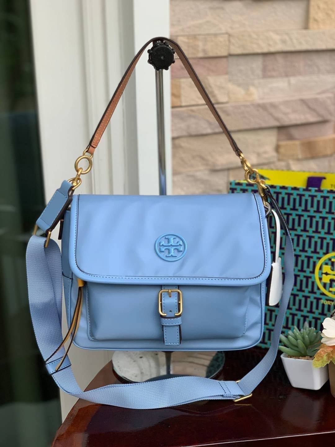 ของแท้ 💯% Tory Burch logo patch satchel bag อีกหนึ่งแบรนด์ดังจากนิวยอร์ก ที่เหล่าดาราเซเลปใช้กันทั่วโลก ด้วยดีไซน์ที่เป็นเอกลักษณ์ เข้ากับยุคสมัย วัสดุ Nylon waterproof ที่แข็งแรงและทนทาน