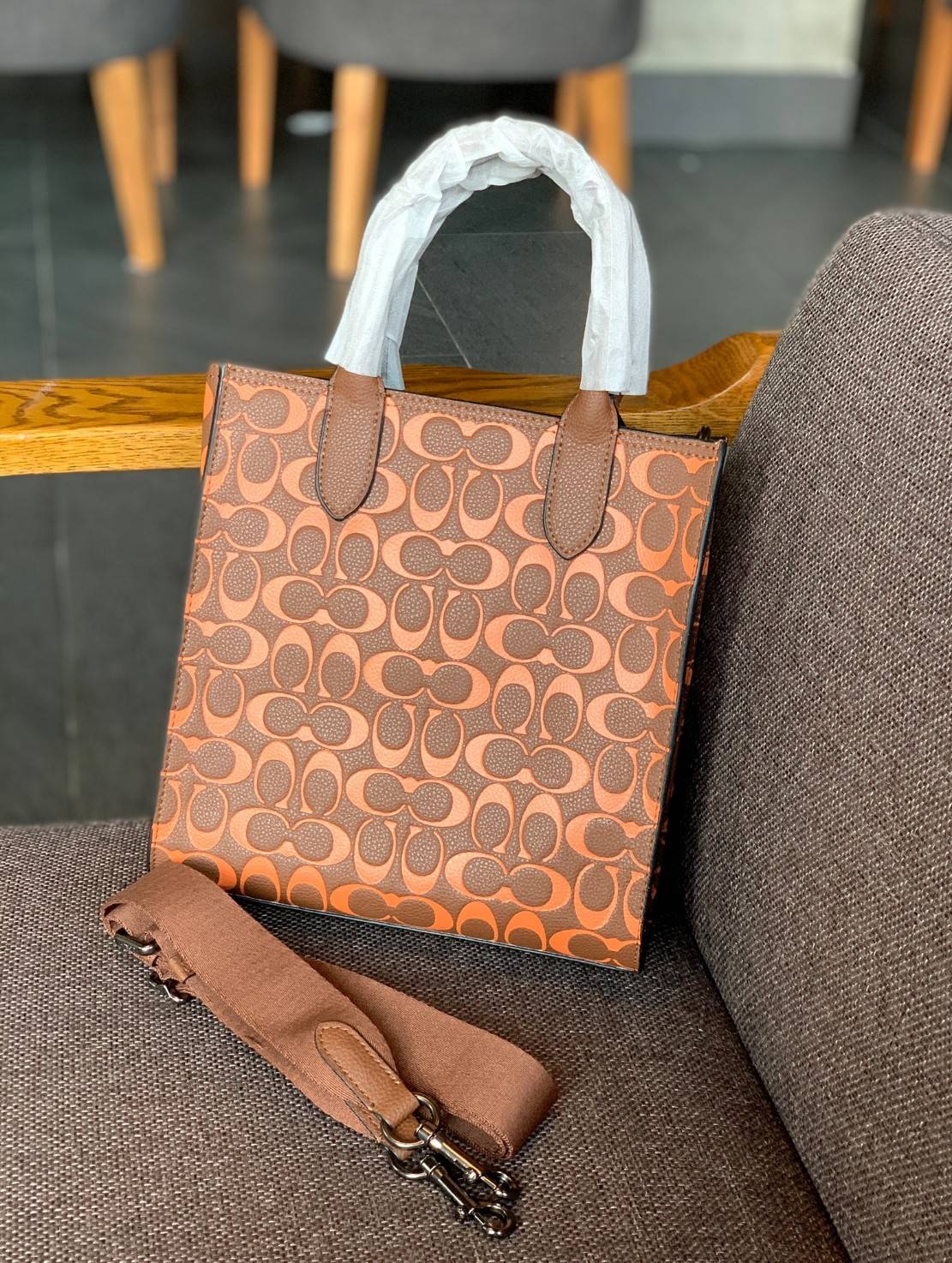 COACH COLORFUL GOTHAM TOTE SIGNATURE ((CA814)) รุ่นนี้ใช้ได้ทั้งผู้ชายและผู้หญิง ขนาดกลางๆกำลังสวยเลยค่ะ ใหม่ล่าสุด ก่อนใคร! กับกระเป๋าที่รังสรรค์สีออกมาได้สดใส เรียกได้ว่าจัดเต็มในเรื่องสีมีเดียวค่ะ หนังแท้ ลายหนังสวย บวกกับโลโก้แบรนด์ทั้งใบที่ลงลายสีได้