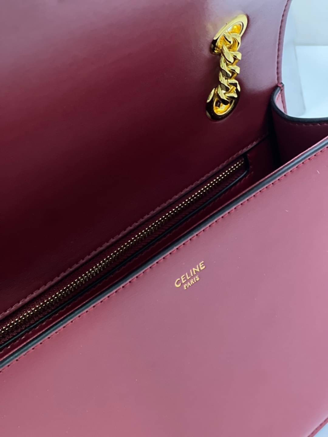CELINE Classique Triomphe Bag in shiny / CELINE TRIOMPHE WITH CHAIN กระเป๋าสะพายทรงกล่องคล้าย Classic Box แต่มีรุ่นใหม่ออกแบบโลโก้สะดุดตาวินเทจ ด้วยดีไซน์ที่ดูโฉบเฉี่ยว