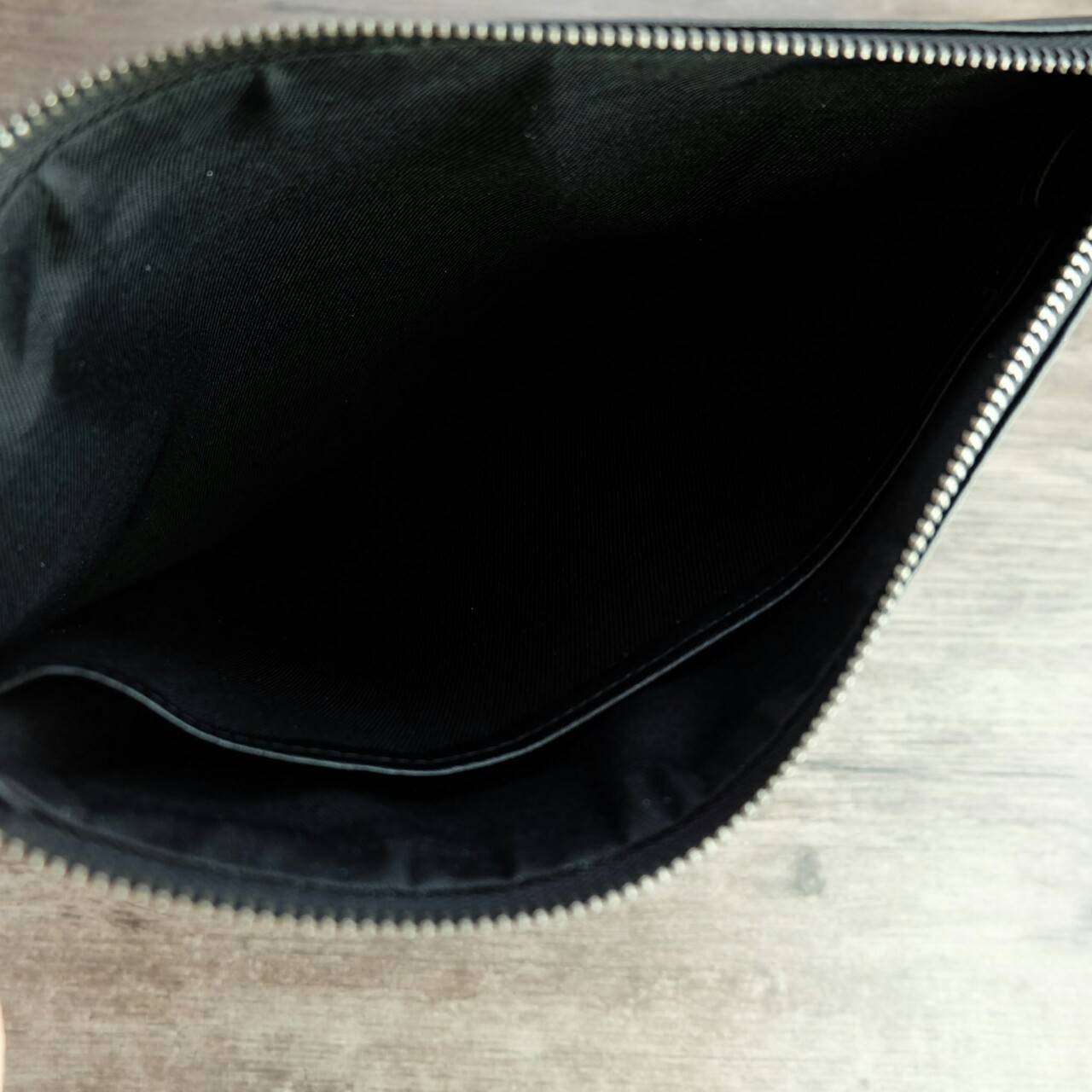 Cluth Bag Calvin Klein Cluth Bag กระเป๋าถือ ทรงคลัทช์ จากแบรนด์ Calvin Klein ด้านหน้า ปั๊มโลโก้แบรนด์ เปิด - ปิดกระเป๋าด้วยซิป ด้านในแบ่งเก็บของ ได้ 2 ช่องใหญ่ และมีช่องใส่บัตร 1 ช่อง สามารถใส่ iPad Mini ได้ค่ะ