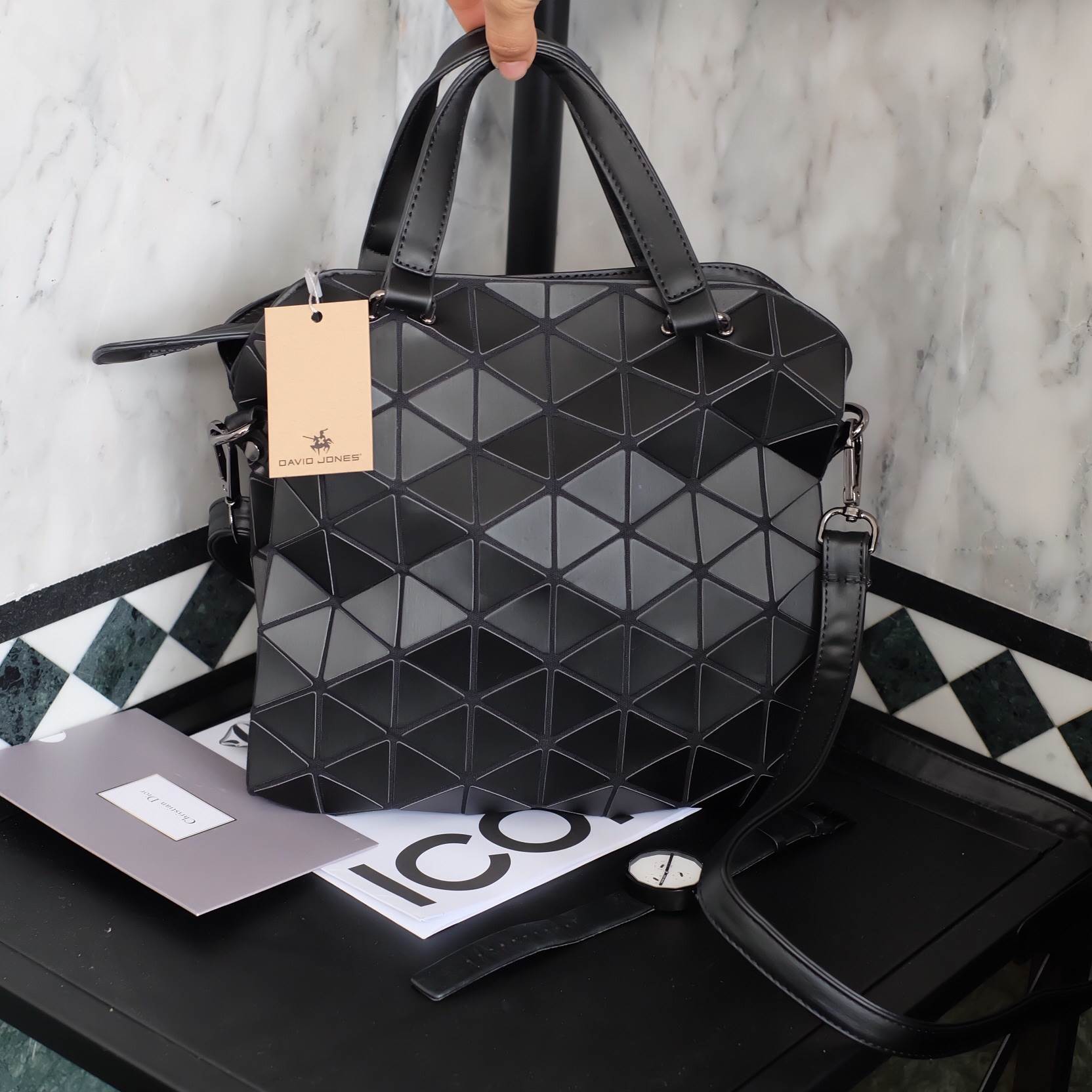 สินค้ามาใหม่ค่า สีดำด้าน สวยมากกก 💕ทรงสุดฮิตจากแบรนด์ David Jones - Matte black กระเป๋า ทรง Tote ตัวกระเป๋าเย็บติด ด้วยแผ่นอคิลิค สีดำสุดหรู ดีไซน์เกร๋ #จุดเด่นที่ น้ำหนักเบา สามารถ ถือ หรือ สะพายไหล่ได้คะ ใบใหญุจุของคุ้ม แต่น้ำหนักเบาคะ มีใบเดียว