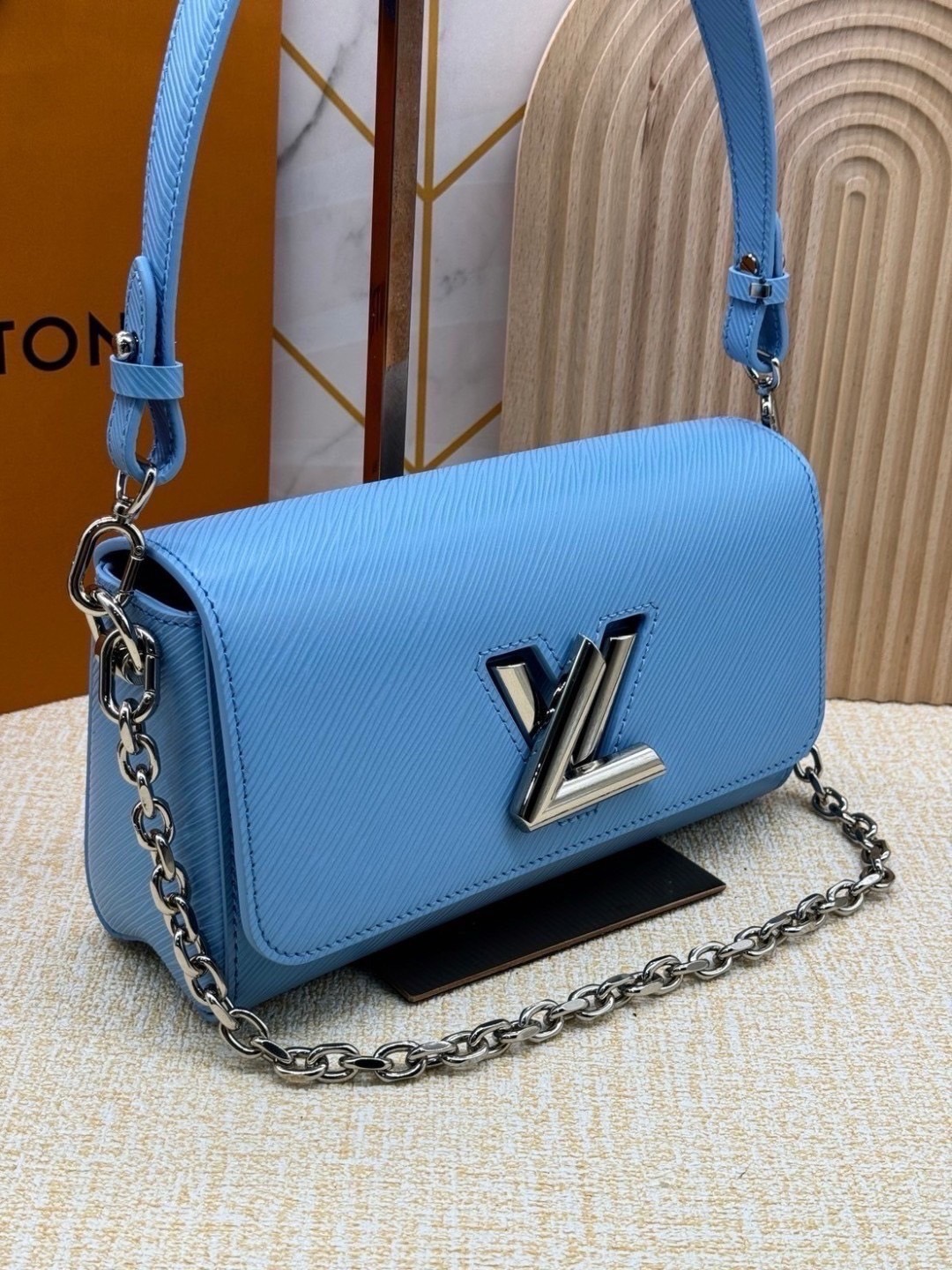 ORI หนังแท้ | LV Twist West Bag กระเป๋าสะพายหนัง Epi ลายเกรน สุดคลาสสิกมาดีไซน์ใหม่ในรูปทรงยาวเผยลุคมีระดับเหนือกาลเวลา ความหรูหราเข้ากับสตรีตสไตล์