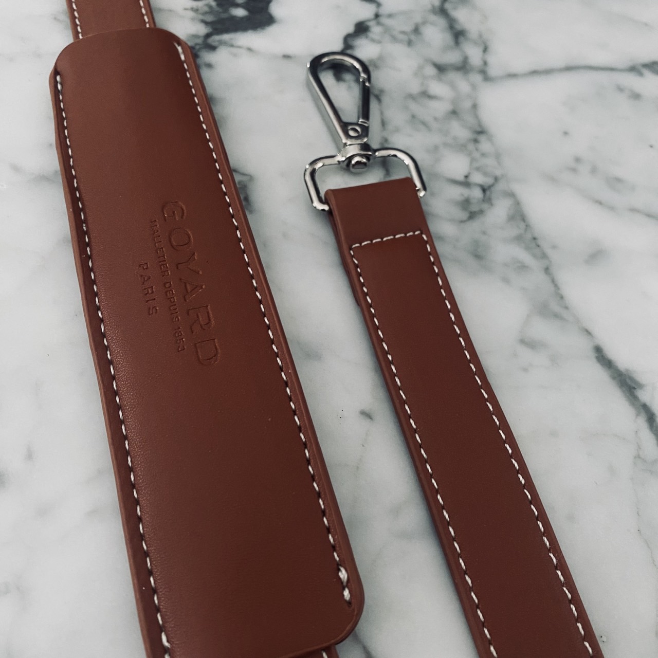 Goyard Boeing Travel 55 Duffle Bag กระเป๋าเดินทางใบใหญ่ ดีไซน์สวยคลาสสิกเป็นเอกลักษณ์ ไอเท็มที่จะทำให้การเดินทางไม่ธรรมดาอีกต่อไป ด้วยดีเทลความเป็นเอกลักษณ์ เรียบแต่หรู ภายในจุของได้เยอะมาก