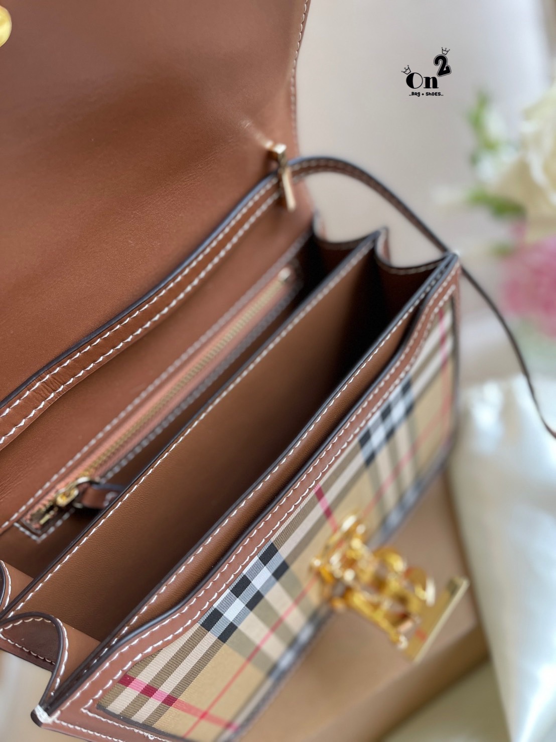 BURBERRY FRAGRANCES LEATHER CROSSBODY BAG / BB Shoulder Bag กระเป๋าสะพาย ทรงกล่อง เปิดหน้า อะไหล่ทอง สายสะพายยาวแบบครอสบอดี้ ได้ทุกลุค เกรดงานสวย.น่ารักมากๆ งานชนชอป ใช้ได้ Everyday Look เลยค่า