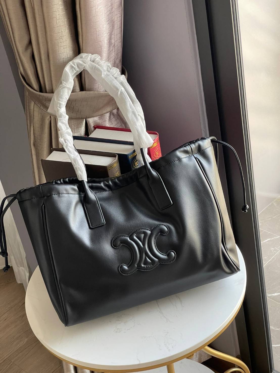 Celine cabas drawstring cuir triomphe in Smooth Calfskin / celine shopping bag เป็นกระเป๋าที่ดีไซน์คลาสสิก เรียบหรู ไม่ตกยุค โดดเด่นเพราะมีโลโก้อยู่ตรงกลาง ออกแบบมาให้ใส่ของใช้ในชีวิตประจำวัน ซึ่งคุณสามารถใช้เป็นกระเป๋าถือหรือสะพายไหล่ก็ล้วนเก๋และมีความคล
