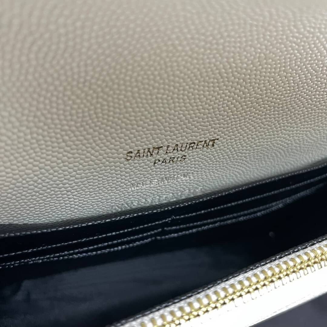หนังแท้ YSL Yves Saint Laurent Envelope WOC 7.5” รุ่นฮอตปรอทแตก ทรงฐานตั้งได้ เป็นการดีไซน์กึ่งกระเป๋าสตางค์ ที่มาพร้อมสายสะพายยาว (เป็นสายโซ่ที่ต่อกับหนัง) สายถอดได้ (ปรับระดับไม่ได้) ถือเป็นคลัชก็สวยมากเลยค่ะ เป็นอีกหนึ่งรุ่นที่ให้ความรู้สึกเรียบแต่โก้ห