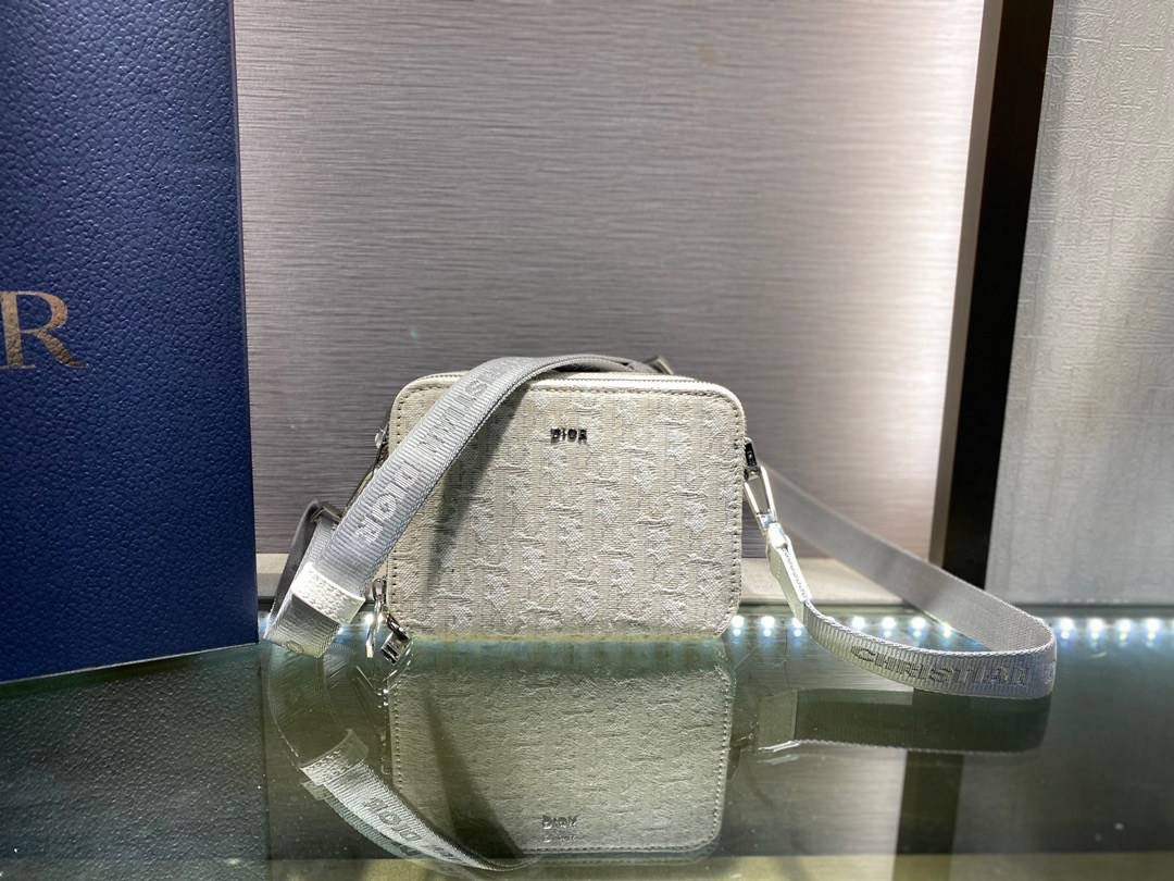 หนังแท้ DIOR POUCH WITH SHOULDER STRAP Oblique Jacquard พร้อมส่งที่ไทย งานหนังแท้และผ้าแจ็คการ์ดออริจินอล ภาพสินค้าถ่ายจากงานขายจริง ใช้งานต่างประเทศได้