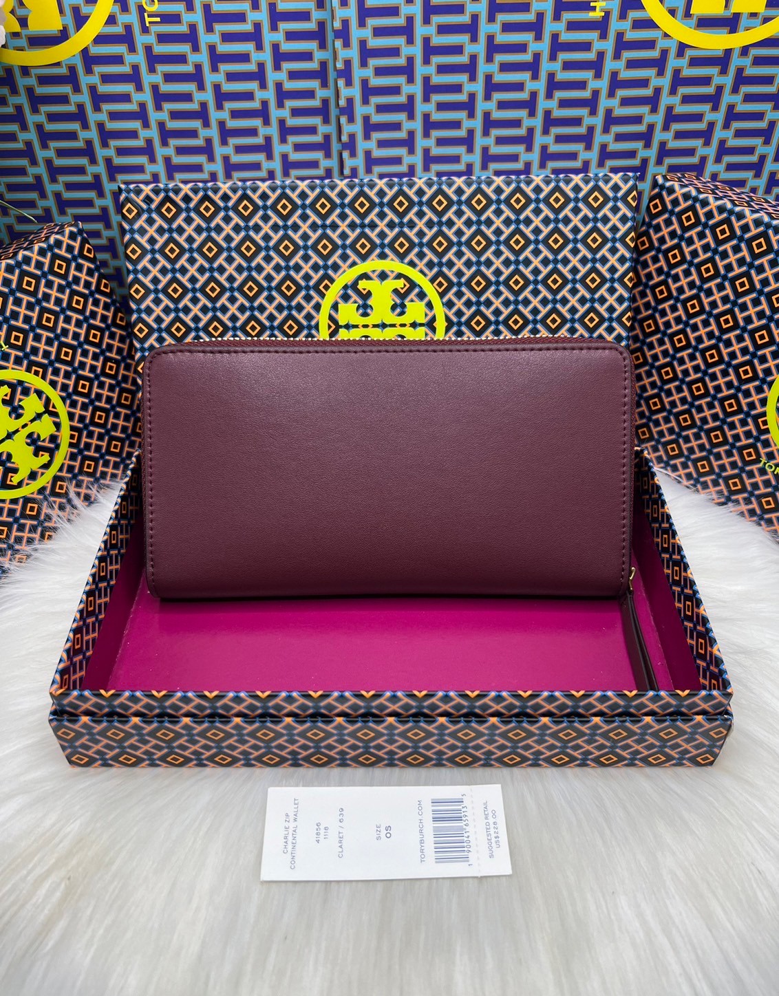 Tory Burch Charlie Zip Continental Wallet / Tory Wallet พร้อมส่ง กระเป๋าสตางค์ใบยาวสุดคลาสสิก ยังความเรียบหรูดูแพงด้วยโลโก้ด้านหน้า เป็นกระเป๋าสตางค์ทรงยาว ที่สามารถใส่บัตรได้หลายใบ