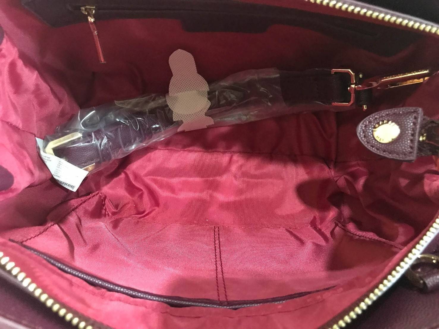 ITH STRUCTURED TRAPEZE BAG 2018 กระเป๋าถือหรือสะพายรุ่นยอดนิยมดีไซน์สวยหรูวัสดุหนังคาเวียร์อยู่ทรงด้านข้างเเต่งหนังช่องตัดดูมีดีเทล ด้านหน้าสกรีนโลโก้ ด้านหลังมีช่องซิป เปิดปิดด้วยซิปหัวซิปปั้มโลโก้ หูจับเเข็งแรง พับลงได้ พร้อมสายสะพายหนังปรับระดับได้ถอดไ