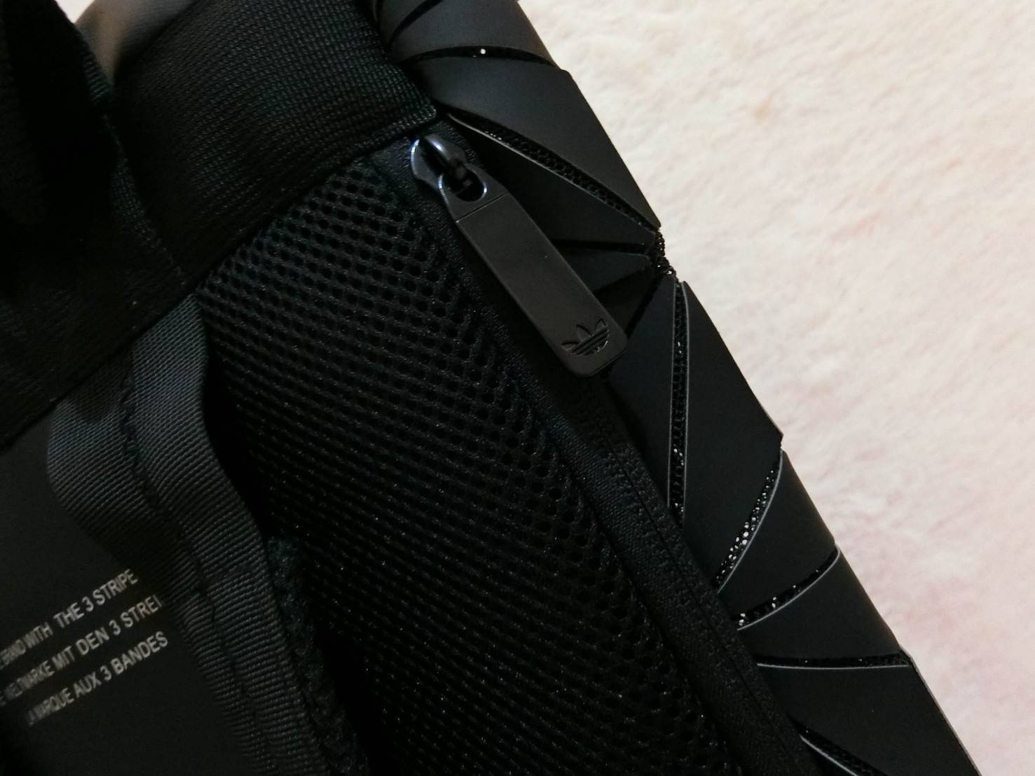 Adidas Originals BP Roll Top 3D Mesh 2017 Backpack Bag DH0100 กระเป๋าเป้สะพายหลัง ดีไซน์แบบ 3 มิติ วัสดุ polyurethane สีดำด้าน โดยใช้ลูกเล่น ของเหลี่ยมและมุมเชื่อมเข้าหากัน ออกแบบกระเป๋า เป็นเหมือนถุงทรงสูง ในส่วนปากกระเป๋าเป็นแบบตีนตุ๊กแก ม้วนพับ และติดก