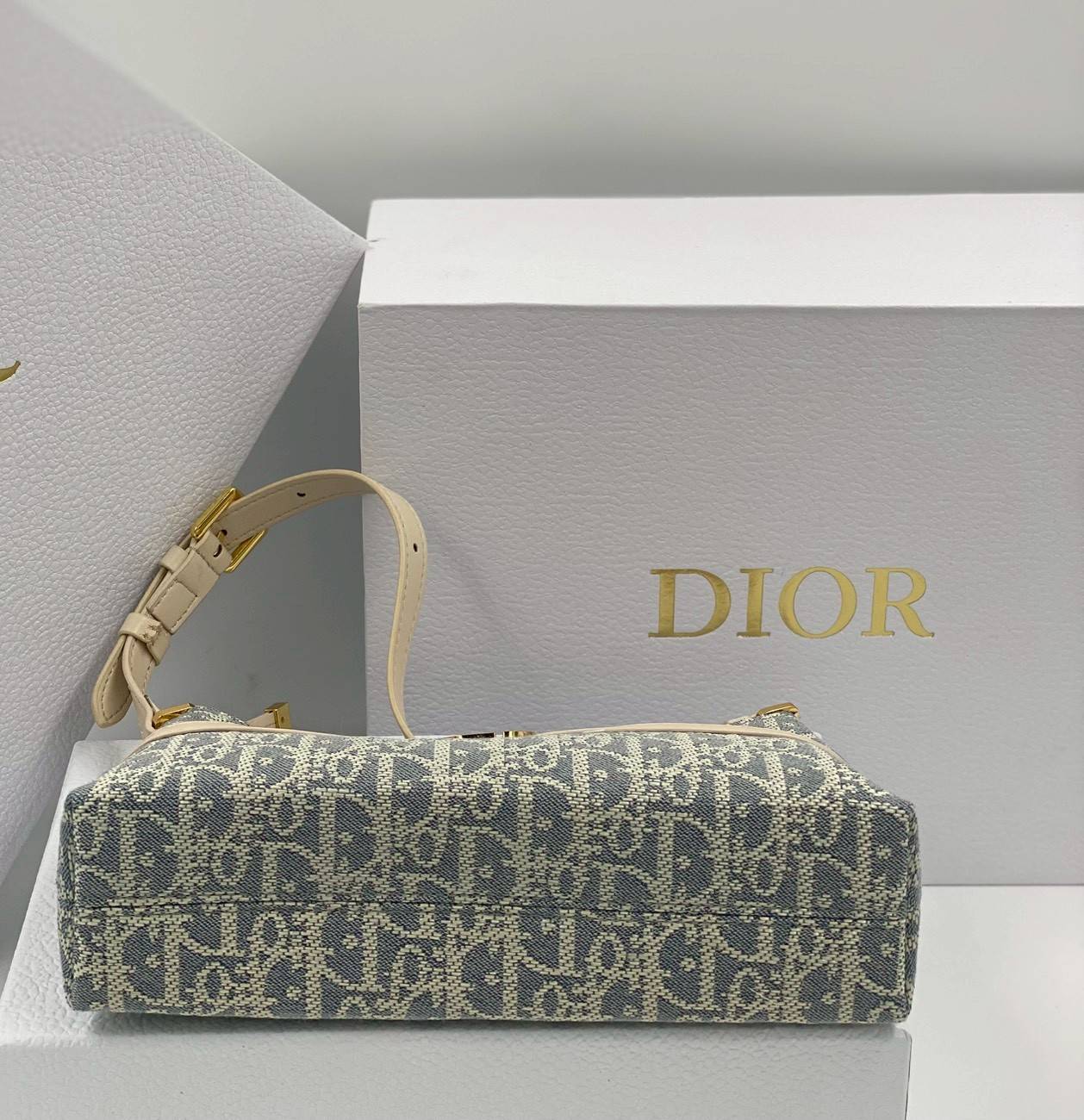 ORI หนังแท้ | DIOR Mini 30 Montaigne Cigale bag / DIOR Mini Miss Caro Cigale bag กระเป๋าสะพายไหล่ทรงโฮโบ ขนาดมินิเสริมไลน์ 30 Montaigne ด้วยรูปทรงทันสมัยและประณีตบรรจง