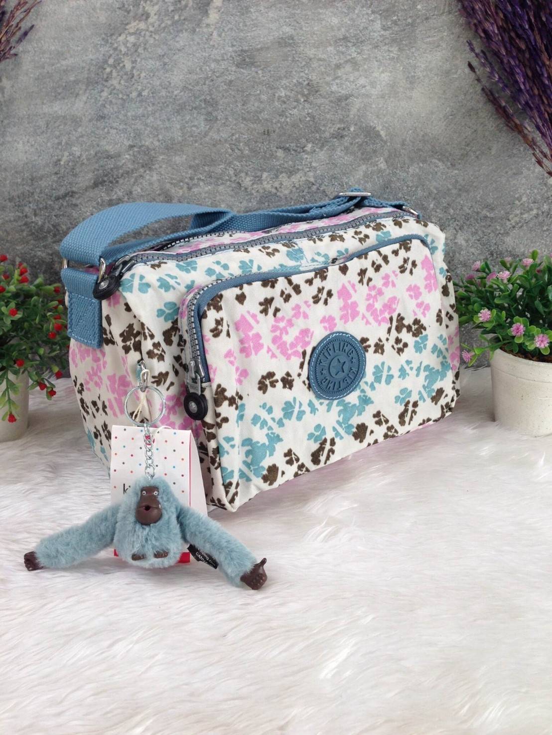 กระเป๋าสะพาย KIPLING รุ่น Reth วัสดุไนล่อนคุณภาพดี มาพร้อมดีไซน์ทันสมัย และสามารถใช้งานได้อย่างดี เข้ากับทุกการแต่งตัว โดดเด่นด้วยพื้นที่ภายในและช่องต่างๆ ที่ให้คุณจัดเก็บของสำคัญได้ครบถ้วน ไม่ว่าจะเป็นมือถือ ปากกา หรือไอเท็มจำเป็นของคุณ สายสามารถปรับและถ