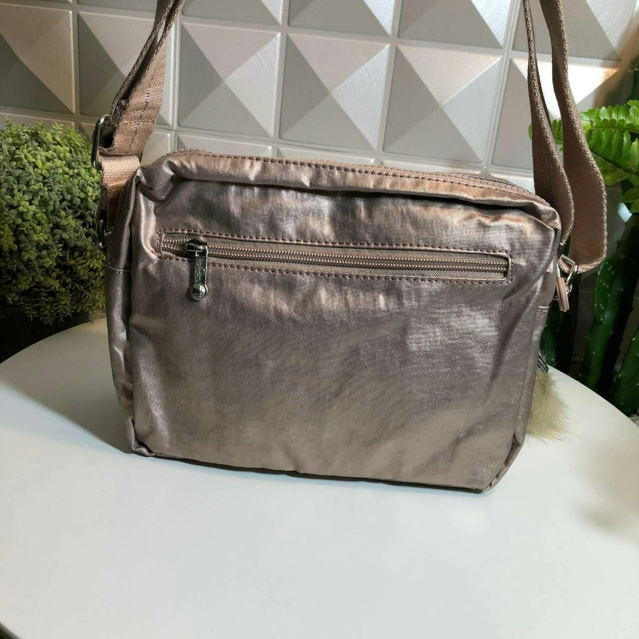 Kipling Silen สี Metallic กระเป๋าสะพายรุ่นใหม่ สายสะพายปรับระดับสั้น-ยาวเป็นกระเป๋าสะพายเฉียงลำตัวได้ค่ะ ช่องซิปเยอะ ใส่ของได้เป็นสัดส่วน จุสัมภาระได้ดีเลยค่ะ ช่องซิปด้านในเป็นช่องแบบเสียบการ์ดได้ด้วย หยิบใช้สะดวก แจ๋วไปเลยค่ะ ทรงสวย สะพายน่ารักค่ะ